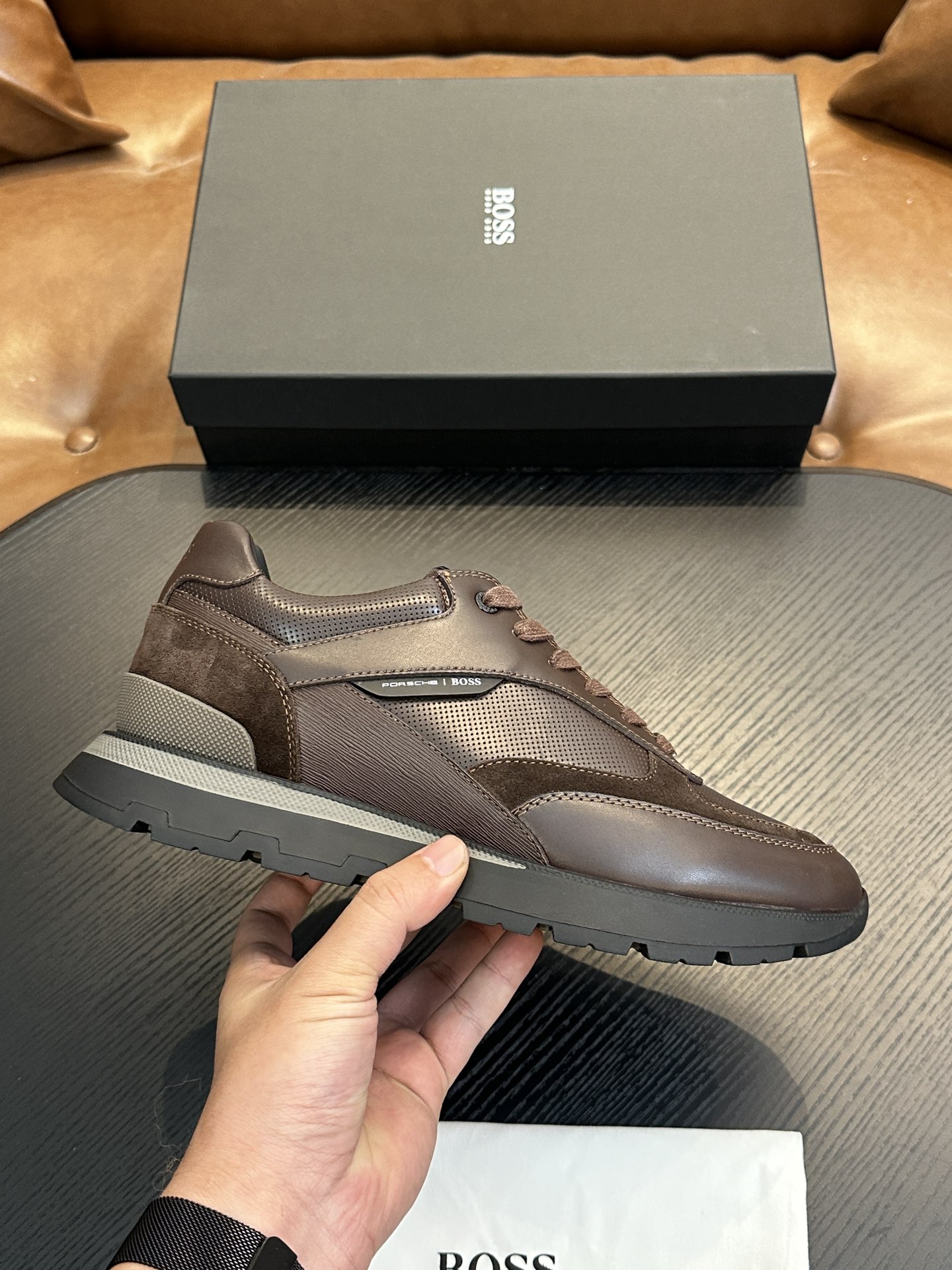 NO:274498,BOSS new casual sneakers, the same style on the official website, the foot is very comfortable and versatile. The smooth leather upper is paired with EVA and TPU outsoles and iconic accessories on the shoelaces, which is simple and atmospheric. Size 39-44.,,sneakers19860909BOSS 新款休闲运动鞋,官网同款,上脚非常舒适百搭,光滑的皮革鞋面搭配EVA和TPU外底及鞋带上的标志性配饰,简单大气.码数39-44.,,sneakers,Men's shoes