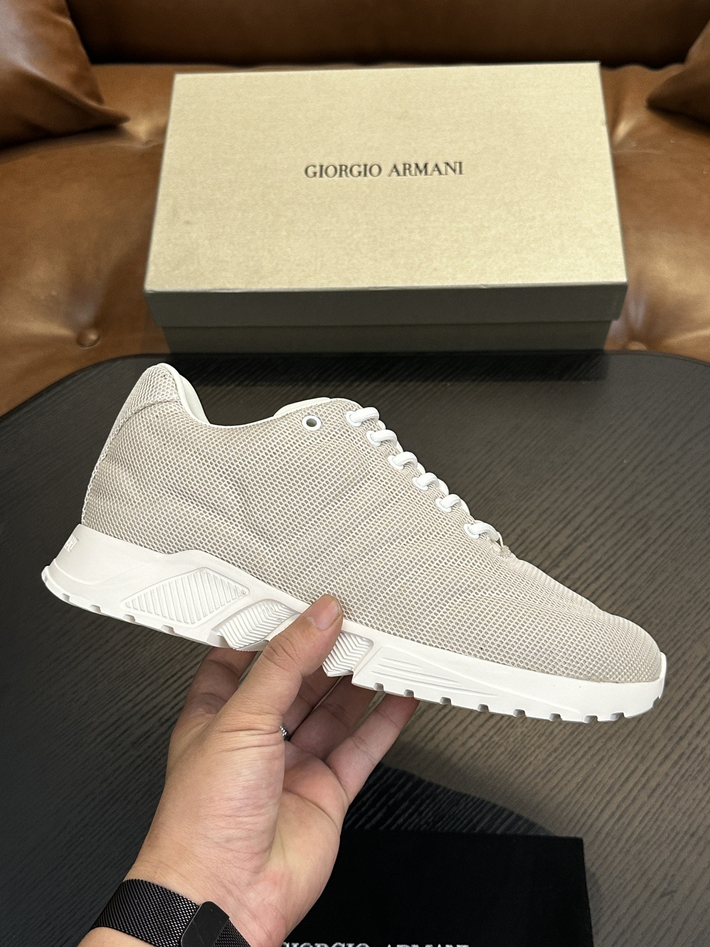 NO:275535,Giorgio Armani's new spring and summer high elastic and fly-woven casual sports men's shoes are here, Kint-and-Leather snakes's new debut. This model provides original design and combines innovative fabrics. It uses high-tech elastic and tight-fitting sneakers to design, full of vitality. It is a model of the clever integration of fabric inheritance and innovative technology. It creates a modern high-tech shape and is an ideal shoe for urban life. The upper of this season's new elastic tight-fitting sneakers is decorated with TPU inlay on the front, presenting a touch of dynamic atmosphere. It is matched with contrasting knitted fabrics to create a contrasting color effect full of youthful vitality.  The heel is decorated with cross-style elastic bands, car midsole cover method, anti-slip, wear-resistant, high elastic IP rubber outsole is durable, ensuring support and stability, and is comfortable to wear. It has outstanding friction, shock absorption and moderate support, and is comfortable and has excellent performance. It deserves to have H leather shoes size: 39/40/41/42/43/44 Original box packaging   dust bag,,armani,armani19860909Giorgio Armani阿玛尼新款春夏高弹飞织套穿式休闲运动男鞋到货,Kint-and-Leather snakers新秀首发 这款提供原创设计,并与创新面料相结合,利用高科技松紧套穿球鞋设计,活力十足,是悠久织物传承与创新技术巧妙融合的典范,打造富有现代气息的高科技造型,是都市生活的理想鞋履.本季新款松紧套穿球鞋的鞋面正面饰有 TPU 嵌料,呈现一丝动感气息,搭配撞色针织面料,营造洋溢年轻活力的撞色效果. 后跟饰有交叉样式松紧带装饰,车中底套楦做法,防滑耐磨高弹IP橡胶大底经久耐穿,确保支撑力与稳定性,穿着舒适不凡.具备出众的摩擦力、减震效果和适度支撑,舒适不凡,性能优异,值得拥有 H皮鞋码数:39/40/41/42/43/44 原盒包装 防尘袋,,armani,armani,Men's shoes