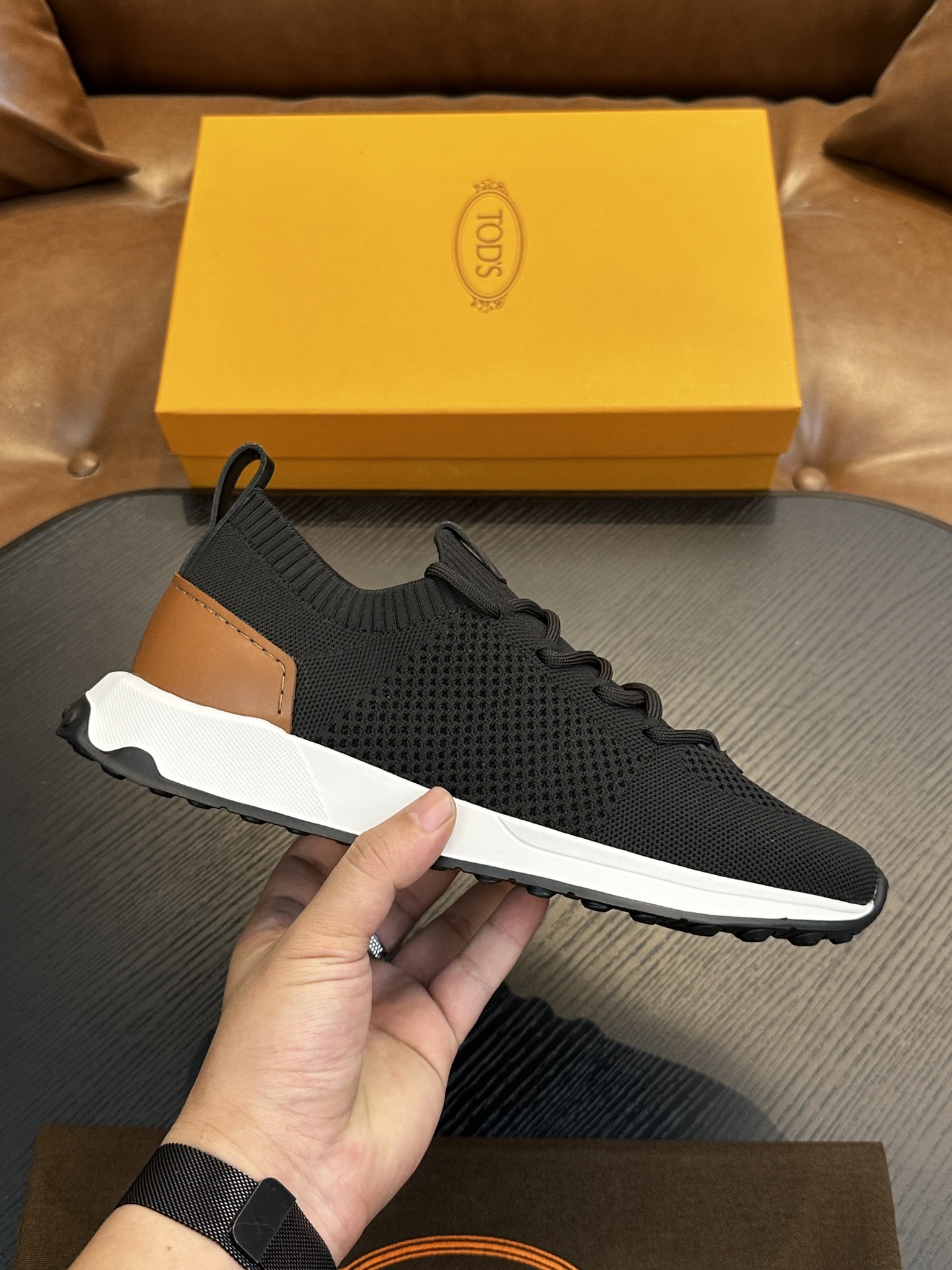 NO:283067,TOD'S Todds New Men's Fabric Casual Sports Shoes This 63K sneakers are made of fabric mesh, with a pull-out lace-up design, with easy to put on and off the elastic shoe mouth, breathable mesh effect on the side, and the lace-up blessing makes the extension performance better and the inclusiveness is strong. The tongue is decorated with Tod's logo, and the heel is wrapped in brown calfskin and decorated with a shoe lifting belt in the same color. The heel and sole are embellished with rubber beans, the eva midsole is matched with rubber beans outsole, and the silver logo cowhide foot pads are comfortable on the feet. The style is simple and versatile, and it is easy to match daily style. Z leather shoes size 39/40/41/42/43/44 Original box packaging   dust bag, Tod's, sneakers, cowhide19860909TOD'S托德斯 新款男士织物休闲运动鞋 本款63K运动鞋以织物网面制成,套穿式系带设计,弹力鞋口穿脱方便,侧面透气网孔效果,系带加持使延展性能更好,包容性强,鞋舌饰以Tod's标识,后跟棕色小牛皮包裹并饰有同色系鞋提饰带.后跟和鞋底点缀橡胶豆豆,eva中底搭配橡胶豆豆外底,搭配烫银logo牛皮脚垫,上脚脚感舒适,款式简约百搭,轻松搭配日常造型. Z皮鞋码数39/40/41/42/43/44 原盒包装 防尘袋,,Tod's,sneakers,cowhide,Men's shoes