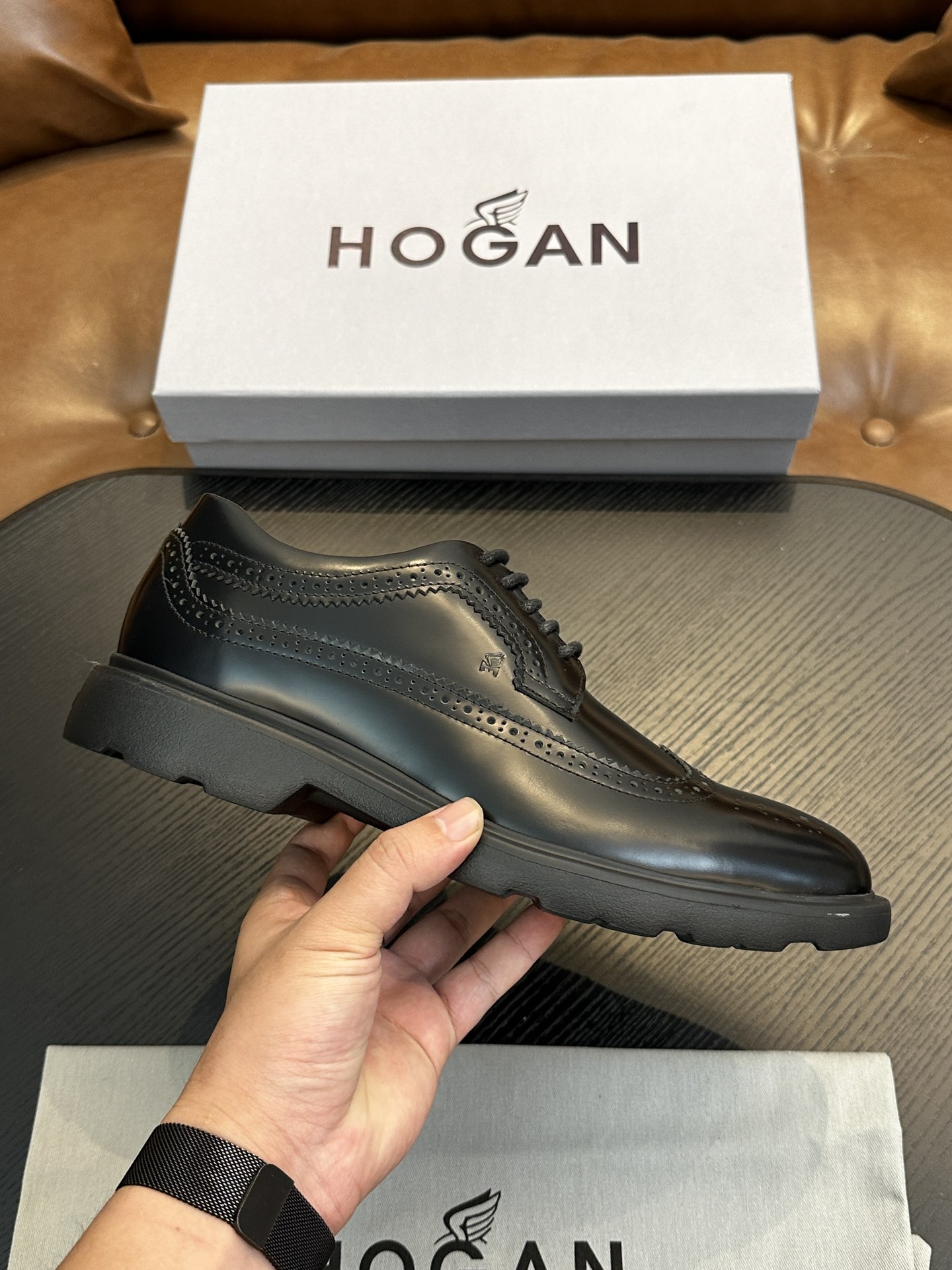 NO:275736,HOGAN Men's Business and Casual Brock Men's Leather Shoes!  Route series, hand-painted cowhide on the upper, unique style, super lightweight on the feet, comfortable on the feet, hands-free!  The upper is made of Italian imported beads, the inner part is solid calfskin, lightweight textured non-slip rubber sole, and the foot is light and comfortable. Original box packaging!  Size 39-40-41-42-43-44-45,,hogan,cowhide19860909HOGAN 霍根男士商务休闲布洛克男士皮鞋 ！ Route系列、鞋面牛皮手工擦色处理、风格独特 上脚超级轻便、脚感舒适度直接免提！ 鞋面采用是意大利进口开边珠、内里是固色小牛皮、轻质纹理防滑橡胶大底 上脚轻便舒适 原盒包装 ！ 尺码39-40-41-42-43-44-45,,hogan,cowhide,Men's shoes