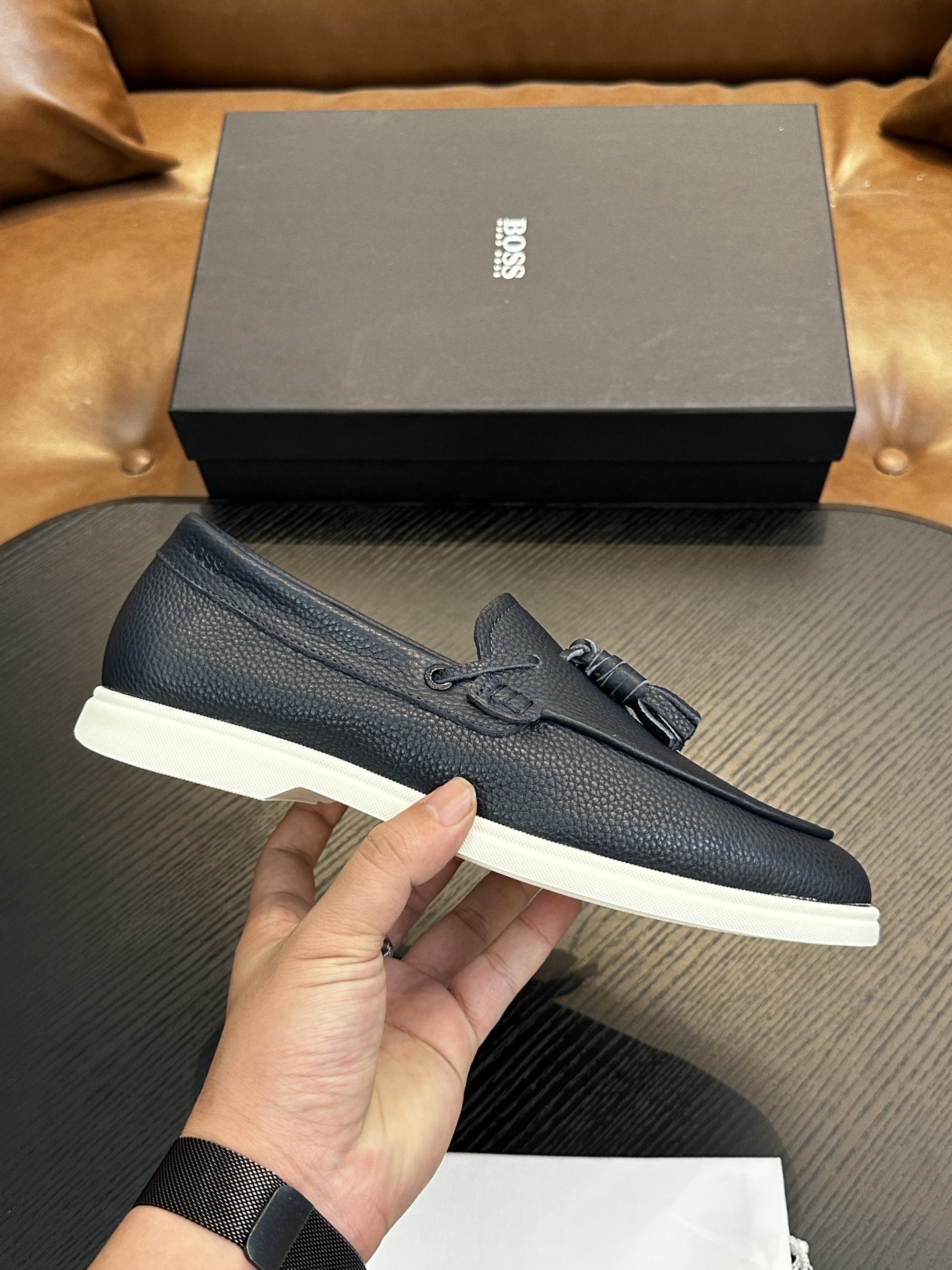 NO:338789,BOSS men's new leather casual shoes for foot cover are shipped!  It is carefully made of imported lychee pattern calf leather, soft, delicate and shiny leather, upper leather tassel pendant decoration, delicate and even handmade mark wiring, classic casual style, anti-slip wear-resistant rubber sole, light and comfortable, foot design is matched with soft cowhide inner lining and foot pads, comfortable and breathable on the upper foot, and is equipped with a dust bag with original box packaging!  Size 39-40-41-42-43-44 (45.46 customized) standard leather shoes size, BOOS casual shoes, cowhide19860909BOSS男士新款套脚皮革休闲板鞋出货！ 选用进口荔枝纹小牛皮精心制作,皮质柔软细腻有光泽,鞋面皮革流苏吊坠装饰,细致均匀的手工马克走线,经典休闲版型,防滑耐磨橡胶大底,轻便舒适,套脚设计搭配柔软牛皮内里及垫脚,上脚舒适透气,配原盒包装防尘袋！ 尺码39-40-41-42-43-44（45.46订做）标准皮鞋码数,BOOS 休闲鞋,cowhide,Men's shoes