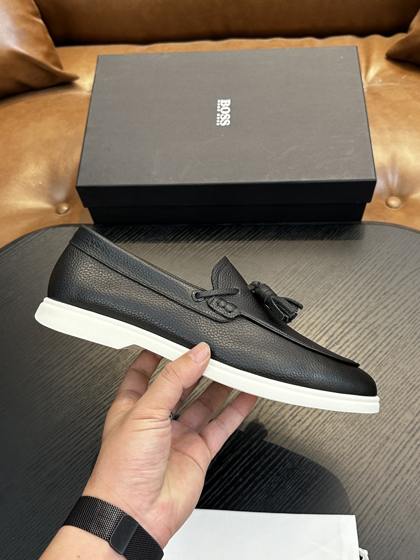 NO:351405,BOSS men's new leather casual shoes for foot cover are shipped!  It is carefully made of imported lychee pattern calf leather, soft, delicate and shiny leather, upper leather tassel pendant decoration, delicate and even handmade mark wiring, classic casual style, anti-slip wear-resistant rubber sole, light and comfortable, foot design is matched with soft cowhide inner lining and foot pads, comfortable and breathable on the upper foot, and is equipped with dust bags with original box packaging!  Size 39-40-41-42-43-44 (45.46 customized) standard leather shoes size, cowhide19860909BOSS男士新款套脚皮革休闲板鞋出货！ 选用进口荔枝纹小牛皮精心制作,皮质柔软细腻有光泽,鞋面皮革流苏吊坠装饰,细致均匀的手工马克走线,经典休闲版型,防滑耐磨橡胶大底,轻便舒适,套脚设计搭配柔软牛皮内里及垫脚,上脚舒适透气,配原盒包装防尘袋！ 尺码39-40-41-42-43-44（45.46订做）标准皮鞋码数,,cowhide,Men's shoes