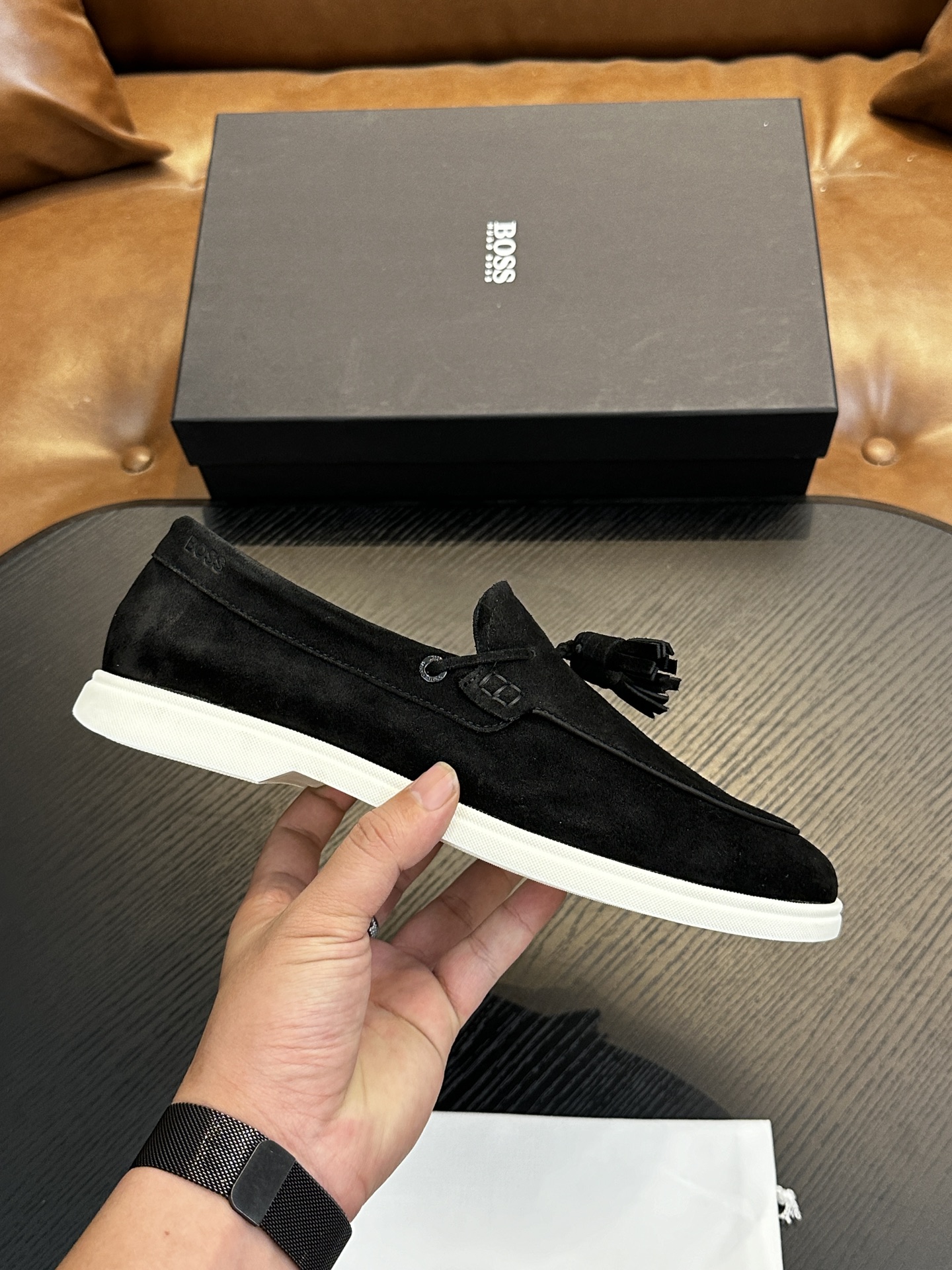 NO:278113,BOSS Dongguan goods, new men's tassel loafers, top-notch high-quality products for Dongguan production!  Made of grain calf leather, tassel pendant decoration of the same material on the upper, delicate and even handmade mark wiring, classic Love style, calf leather inner lining and foot pad, paired with a lightweight, non-slip, wear-resistant rubber sole, light and comfortable, easy to put on and take off, comfortable and breathable on the feet, and equipped with a dust bag with original box packaging!  Size 39-40-41-42-43-44 Standard leather shoe size, loafers, cowhide19860909BOSS 东莞货 男士新款套脚流苏乐福鞋 莞产顶级高品！选用粒面小牛皮制成,鞋面同材质流苏吊坠装饰,细致均匀的手工马克走线,经典乐福版型,小牛皮内里及垫脚,搭配轻质防滑耐磨橡胶大底,轻便舒适,套脚穿脱方便,上脚舒适透气,配原盒包装防尘袋！ 尺码39-40-41-42-43-44 标准皮鞋码,,loafers,cowhide,Men's shoes