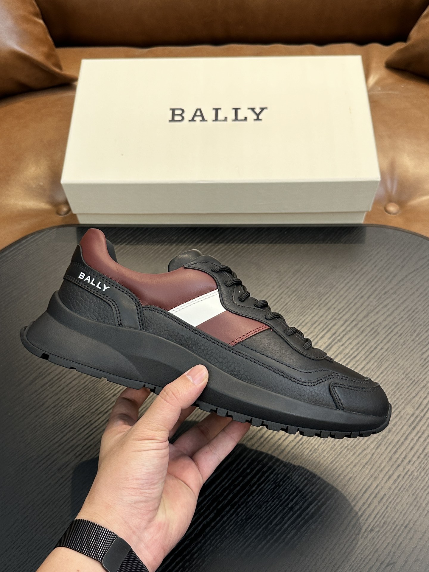 NO:279145,The new Bally men's lace sneakers Demyl belongs to Bally's new running style series. It is a high-performance sneaker equipped with a Vibram Megagrip outsole. Whether you step on dry or wet ground, you can display unparalleled grip. The materials are made of high mercerized beef reverse fur spliced ​​mesh. The whole shoe is slim-fitted and equipped with an ultra-light rubber sole. The comfort of the foot is directly hands-free!  Size 39-44,bally,sneakers19860909新款 巴利 Bally男士鞋带运动鞋 Demyl 属于 Bally 全新跑步风系列,是一款高性能运动鞋,配有 Vibram Megagrip 外底,无论踏足于干燥地面还是潮湿地面,均可施展无与伦比的抓地力 、材料方面选用高丝光牛反毛皮拼接网眼布精制而成,整鞋修身设计,配有超轻橡胶鞋底,上脚舒适度直接免提！ 尺码39-44,,bally,sneakers,Men's shoes