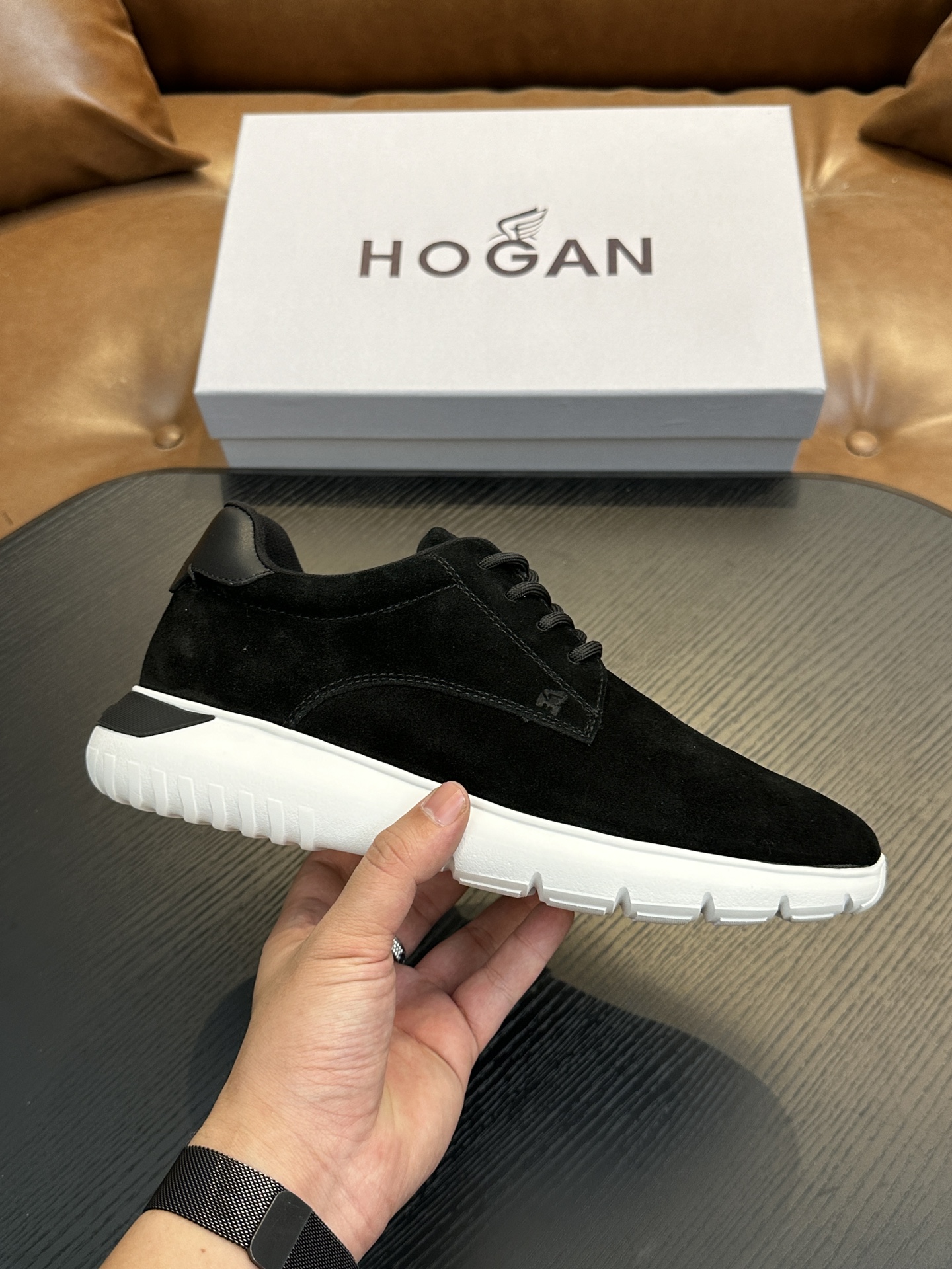 NO:222712,HOGAN H526 series sports Hi logo shoes interpret the sports trend with a new design. The upper is soft to wrap the feet. The smooth lines are incorporated into sports elements. The side trim is lightly slanted H letters. The lp and Tpu lightweight sole is interlaced with stripes. The design makes it more light and sporty. Imported calfskin. The inner foot pads are all cowhide. IP foamed sole. Light and comfortable. Size 39 40 41 42 43 44 standard leather shoes sizes, Hogan, loro piano, cowhide19860909HOGAN霍根H526系列运动Hi logo板鞋 以设计新意演绎运动风潮 鞋面柔软包裹双脚 流畅线条融入运动元素,侧边饰轻斜H字母,lp加Tpu轻质鞋底交错条纹设计更显轻盈运动活力 面料进口小牛皮 内里垫脚全牛皮 IP发泡大底 轻便舒适 码数 39 40 41 42 43 44标准皮鞋尺码,霍根,hogan,loro piana,cowhide,Men's shoes