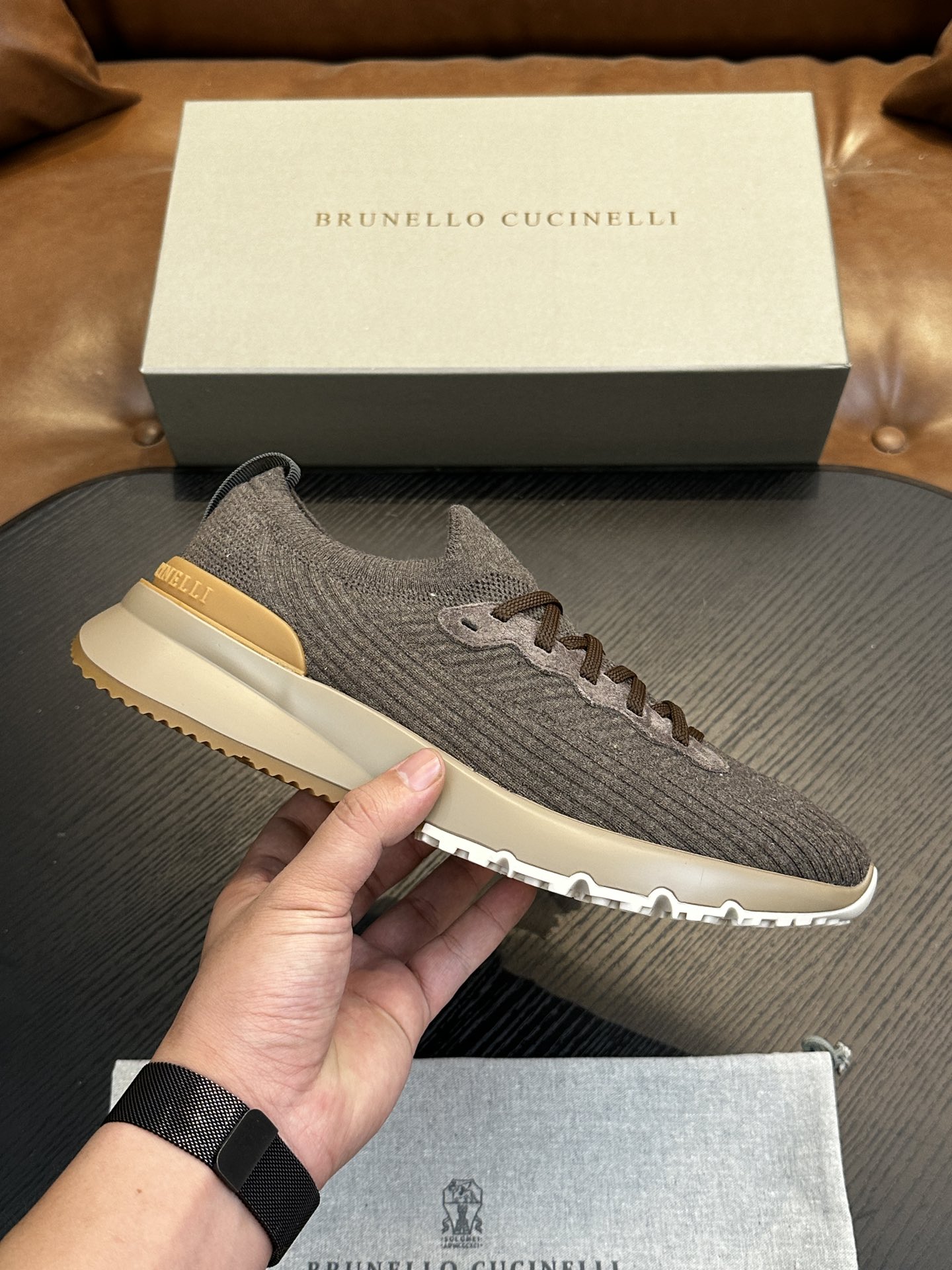 NO:744901,Brunello Cucinelli knitted sneakers Precious yarn inspired the design of the new sneakers. The cotton knitted upper is a modern interpretation of the classic style. The semi-polished calfskin trim strips are highlighted on the thin and comfortable knitted fabric, highlighting the sophistication with sharp material contrast. Size: 39-44 (customized at 38.45.46),, brunello cucinelli, sneakers,cowhide19860909Brunello Cucinelli针织运动鞋 珍贵纱启发了新运动鞋的设计,全棉针织鞋面以现代方式诠释经典款式.半抛光小牛皮饰条凸显在薄而舒适的针织物上,以鲜明的材质对比彰显精致. Size:39-44(38.45.46定制）,,brunello cucinelli,sneakers,cowhide,Men's shoes
