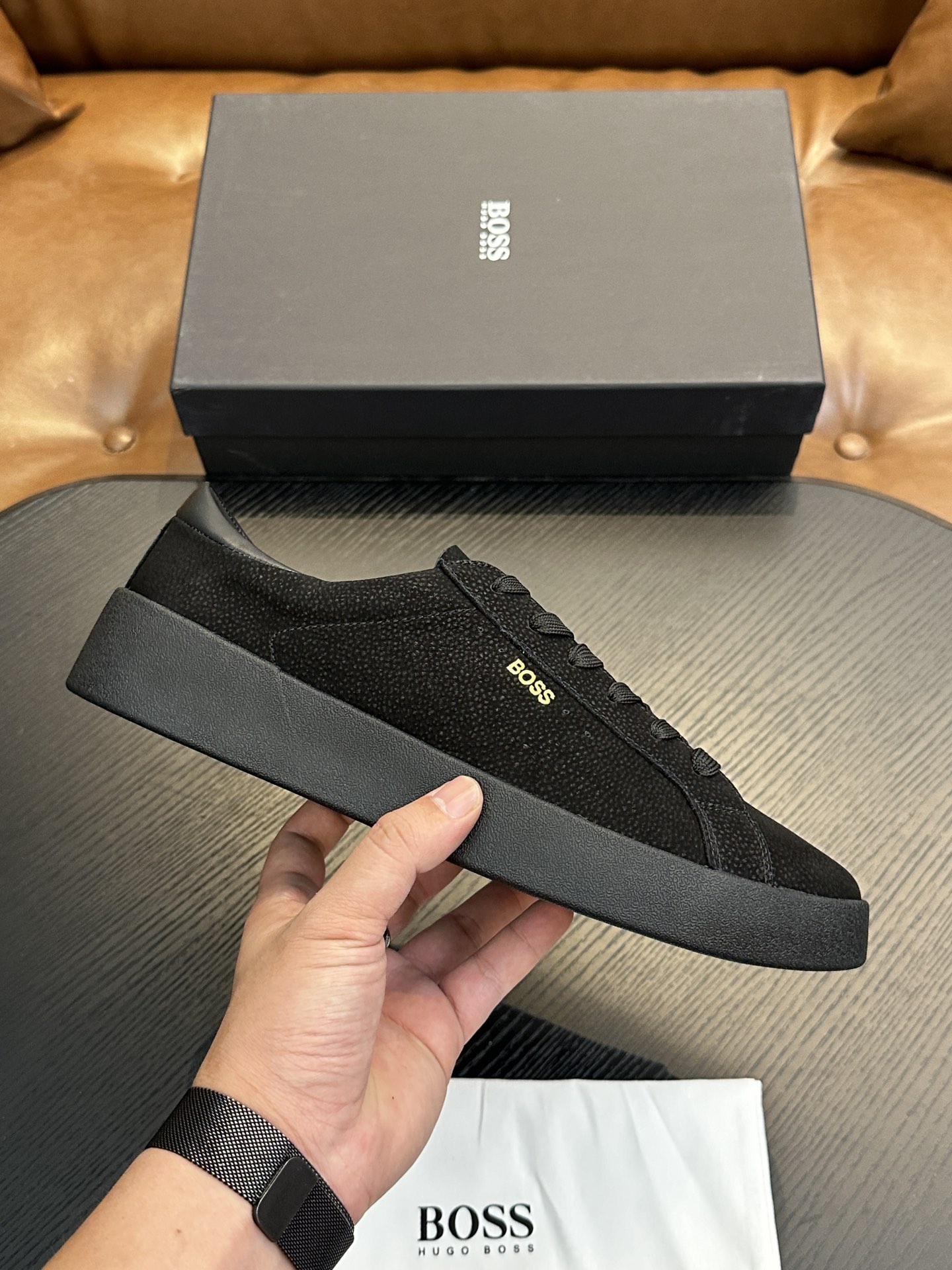 NO:223208,BOSS men's new leather casual shoes for foot cover are shipped!  It is carefully made of imported high mercerized reverse velvet calf leather, soft, delicate and shiny leather, upper leather tassel pendant decoration, delicate and even handmade mark wiring, classic casual style, anti-slip wear-resistant rubber sole, light and comfortable, foot design is matched with soft cowhide inner lining and foot pads, comfortable and breathable on the upper foot, and is equipped with a dust bag with original box packaging!  Size 39-40-41-42-43-44-45 (46-47 customized) standard leather shoes size, BOOS casual shoes, cowhide19860909BOSS男士新款套脚皮革休闲板鞋出货！ 选用进口高丝光反绒小牛皮精心制作,皮质柔软细腻有光泽,鞋面皮革流苏吊坠装饰,细致均匀的手工马克走线,经典休闲版型,防滑耐磨橡胶大底,轻便舒适,套脚设计搭配柔软牛皮内里及垫脚,上脚舒适透气,配原盒包装防尘袋！ 尺码39-40-41-42-43-44-45（46-47订做）标准皮鞋码数,BOOS 休闲鞋,cowhide,Men's shoes