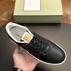 TOM FORD Cambridge 牛皮低帮运动鞋 本款运动鞋采用进口小牛皮、对比边饰、绑带、圆头、橡胶平底、鞋垫饰有 TOM FORD Cambridge 牛皮低帮运动鞋 本款运动鞋采用进口小牛皮、对比边饰、绑带、圆头、橡胶平底、鞋垫饰有