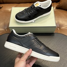 TOM FORD Cambridge 牛皮低帮运动鞋 本款运动鞋采用进口小牛皮、对比边饰、绑带、圆头、橡胶平底、鞋垫饰有 TOM FORD Cambridge 牛皮低帮运动鞋 本款运动鞋采用进口小牛皮、对比边饰、绑带、圆头、橡胶平底、鞋垫饰有