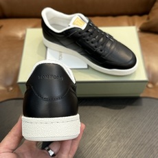 TOM FORD Cambridge 牛皮低帮运动鞋 本款运动鞋采用进口小牛皮、对比边饰、绑带、圆头、橡胶平底、鞋垫饰有 TOM FORD Cambridge 牛皮低帮运动鞋 本款运动鞋采用进口小牛皮、对比边饰、绑带、圆头、橡胶平底、鞋垫饰有