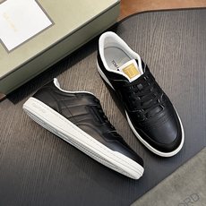 TOM FORD Cambridge 牛皮低帮运动鞋 本款运动鞋采用进口小牛皮、对比边饰、绑带、圆头、橡胶平底、鞋垫饰有 TOM FORD Cambridge 牛皮低帮运动鞋 本款运动鞋采用进口小牛皮、对比边饰、绑带、圆头、橡胶平底、鞋垫饰有