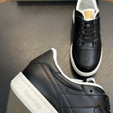 TOM FORD Cambridge 牛皮低帮运动鞋 本款运动鞋采用进口小牛皮、对比边饰、绑带、圆头、橡胶平底、鞋垫饰有 TOM FORD Cambridge 牛皮低帮运动鞋 本款运动鞋采用进口小牛皮、对比边饰、绑带、圆头、橡胶平底、鞋垫饰有