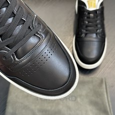 TOM FORD Cambridge 牛皮低帮运动鞋 本款运动鞋采用进口小牛皮、对比边饰、绑带、圆头、橡胶平底、鞋垫饰有 TOM FORD Cambridge 牛皮低帮运动鞋 本款运动鞋采用进口小牛皮、对比边饰、绑带、圆头、橡胶平底、鞋垫饰有