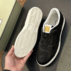 TOM FORD Cambridge 牛皮低帮运动鞋 本款运动鞋采用进口小牛皮、对比边饰、绑带、圆头、橡胶平底、鞋垫饰有 TOM FORD Cambridge 牛皮低帮运动鞋 本款运动鞋采用进口小牛皮、对比边饰、绑带、圆头、橡胶平底、鞋垫饰有