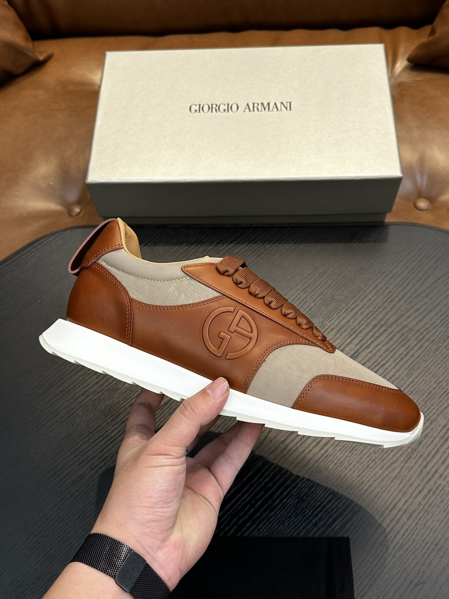 NO:283088,Giorgio Armani's new spring and summer high elastic and fly-woven casual sports men's shoes are here, Kint-and-Leather snakes's new debut. This model provides original design and combines innovative fabrics. It uses high-tech elastic and tight-fitting sneakers to design, full of vitality. It is a model of the clever integration of fabric inheritance and innovative technology. It creates a modern high-tech shape and is an ideal shoe for urban life. The upper of this season's new elastic tight-fitting sneakers is decorated with TPU inlay on the front, presenting a touch of dynamic atmosphere. It is matched with contrasting knitted fabrics to create a contrasting color effect full of youthful vitality.  The heel is decorated with cross-style elastic bands, car midsole cover method, anti-slip, wear-resistant, high elastic IP rubber outsole is durable, ensuring support and stability, and is comfortable to wear. It has outstanding friction, shock absorption and moderate support, and is comfortable and has excellent performance. It deserves to have H leather shoes size: 39/40/41/42/43/44 Original box packaging   dust bag,,armani,armani19860909Giorgio Armani阿玛尼新款春夏高弹飞织套穿式休闲运动男鞋到货,Kint-and-Leather snakers新秀首发 这款提供原创设计,并与创新面料相结合,利用高科技松紧套穿球鞋设计,活力十足,是悠久织物传承与创新技术巧妙融合的典范,打造富有现代气息的高科技造型,是都市生活的理想鞋履.本季新款松紧套穿球鞋的鞋面正面饰有 TPU 嵌料,呈现一丝动感气息,搭配撞色针织面料,营造洋溢年轻活力的撞色效果. 后跟饰有交叉样式松紧带装饰,车中底套楦做法,防滑耐磨高弹IP橡胶大底经久耐穿,确保支撑力与稳定性,穿着舒适不凡.具备出众的摩擦力、减震效果和适度支撑,舒适不凡,性能优异,值得拥有 H皮鞋码数:39/40/41/42/43/44 原盒包装 防尘袋,,armani,armani,Men's shoes