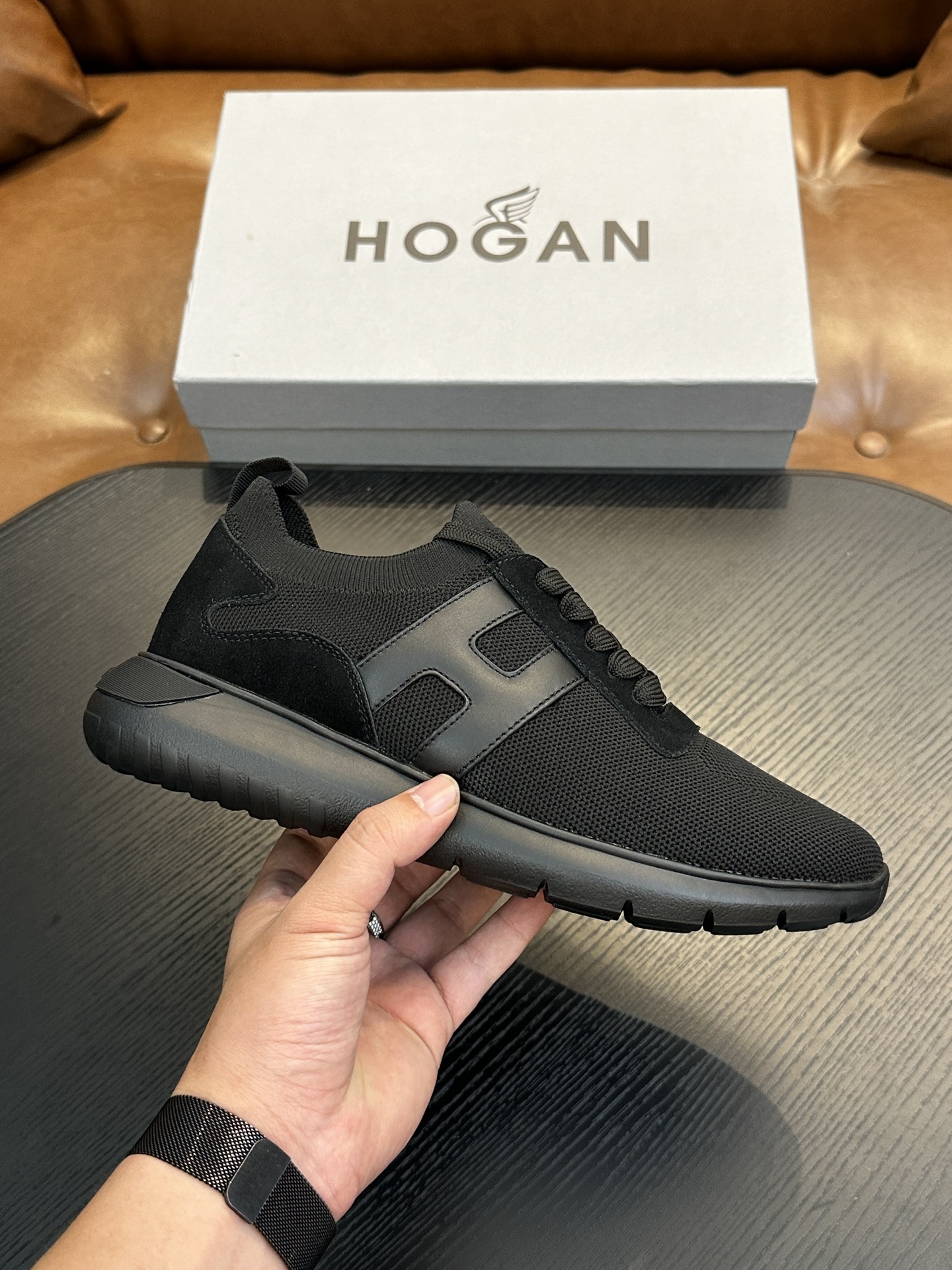 NO:223026,Hogan/Hogan Men's new fabric sports and casual shoes This sneaker is unique with a lightweight and non-slip sole, with a sporty style and versatile and fashionable. The upper is made of cashmere knitted fabric, with the side edges decorated with the brand 