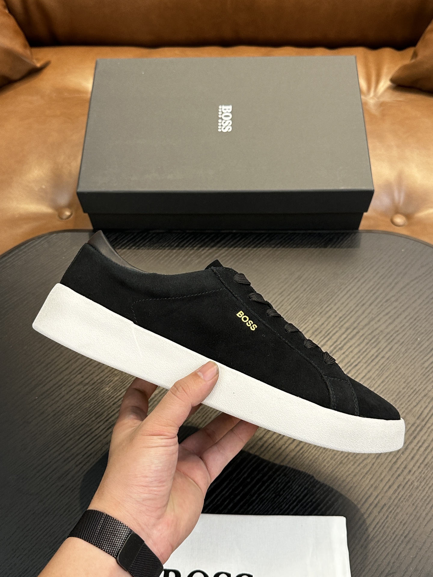 NO:222988,BOSS men's new leather casual shoes for foot cover are shipped!  It is carefully made of imported high mercerized reverse velvet calf leather, soft, delicate and shiny leather, upper leather tassel pendant decoration, delicate and even handmade mark wiring, classic casual style, anti-slip wear-resistant rubber sole, light and comfortable, foot design is matched with soft cowhide inner lining and foot pads, comfortable and breathable on the upper foot, and is equipped with a dust bag with original box packaging!  Size 39-40-41-42-43-44-45 (46-47 customized) standard leather shoes size, BOOS casual shoes, cowhide19860909BOSS男士新款套脚皮革休闲板鞋出货！ 选用进口高丝光反绒小牛皮精心制作,皮质柔软细腻有光泽,鞋面皮革流苏吊坠装饰,细致均匀的手工马克走线,经典休闲版型,防滑耐磨橡胶大底,轻便舒适,套脚设计搭配柔软牛皮内里及垫脚,上脚舒适透气,配原盒包装防尘袋！ 尺码39-40-41-42-43-44-45（46-47订做）标准皮鞋码数,BOOS 休闲鞋,cowhide,Men's shoes