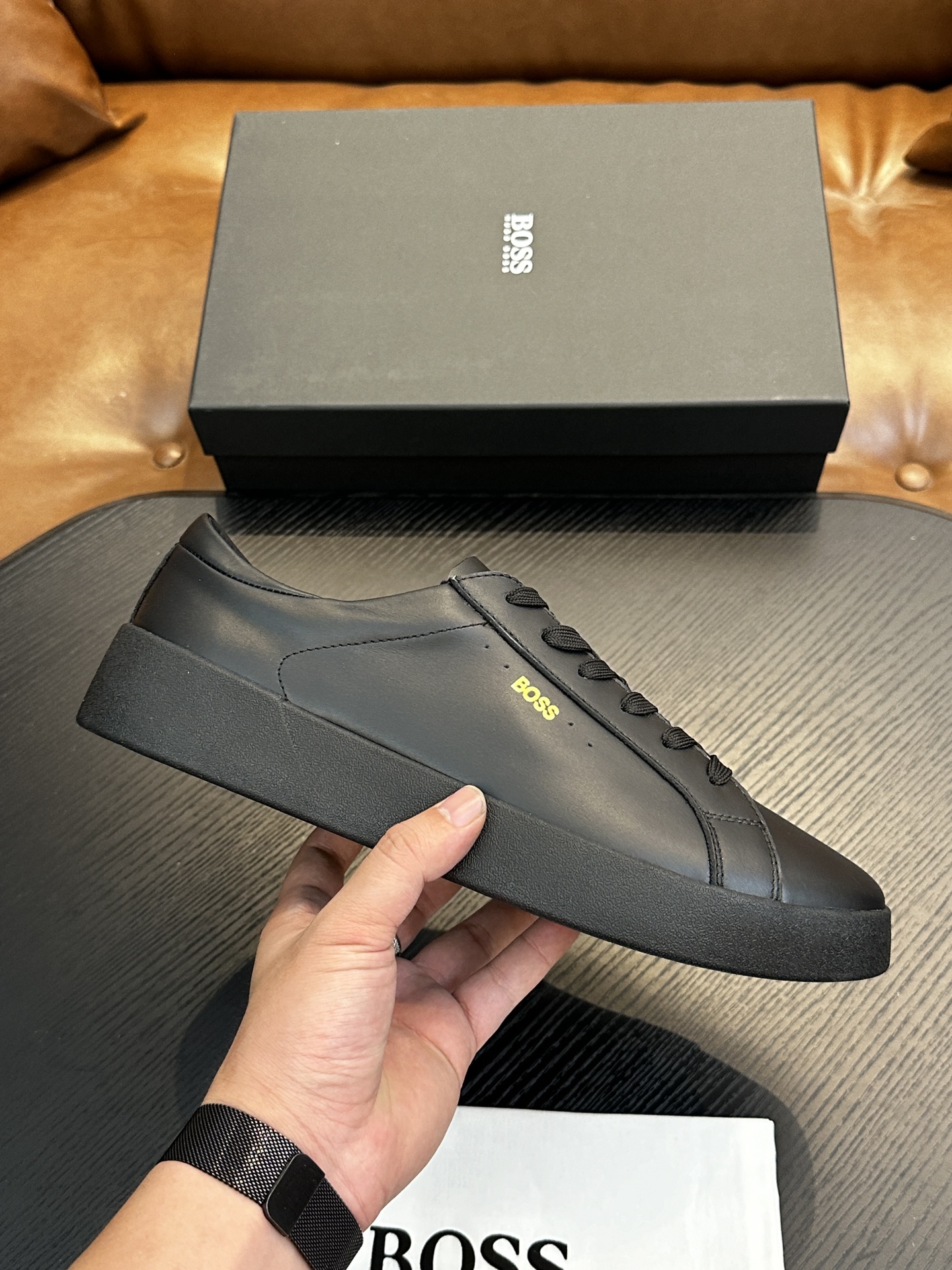 NO:223008,BOSS men's new leather casual shoes for foot cover are shipped!  It is carefully made of imported high mercerized reverse velvet calf leather, soft, delicate and shiny leather, upper leather tassel pendant decoration, delicate and even handmade mark wiring, classic casual style, anti-slip wear-resistant rubber sole, light and comfortable, foot design is matched with soft cowhide inner lining and foot pads, comfortable and breathable on the upper foot, and is equipped with a dust bag with original box packaging!  Size 39-40-41-42-43-44-45 (46-47 customized) standard leather shoes size, BOOS casual shoes, cowhide19860909BOSS男士新款套脚皮革休闲板鞋出货！ 选用进口高丝光反绒小牛皮精心制作,皮质柔软细腻有光泽,鞋面皮革流苏吊坠装饰,细致均匀的手工马克走线,经典休闲版型,防滑耐磨橡胶大底,轻便舒适,套脚设计搭配柔软牛皮内里及垫脚,上脚舒适透气,配原盒包装防尘袋！ 尺码39-40-41-42-43-44-45（46-47订做）标准皮鞋码数,BOOS 休闲鞋,cowhide,Men's shoes