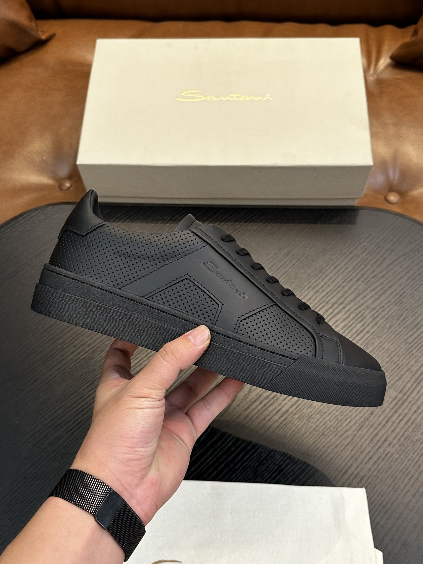 NO:280448,Santoni (Santoni) Italian men's casual shoes shipped!  Each pair of shoes from this Italian pure handmade shoe brand is simple and classic, and it is very comfortable and versatile on the feet!  This upper is made of imported canvas and has a high-end and comfortable cowhide inner lining!  The outsole is made of original rubber backsheet combination, with cowhide inner lining!  Brand-specific mold opening foot bed, exclusive private mold controllable! Original box packaging, equipped with shoe storage bag!  39 40 41 42 43 44 (38 45 46 customized), cowhide19860909Santoni(圣东尼）意大利男士休闲板鞋出货！这个意大利纯手工鞋履品牌的每一双鞋设计简洁经典,上脚非常舒适百搭！ 此款鞋面面料采用进囗帆布,高档舒适牛皮内里！大底采用原版橡胶底片组合成型,牛皮内里！品牌专用开模脚床,独家私模可控!原盒包装,配鞋履收纳袋！39 40 41 42 43 44（38 45 46定做）,,cowhide,Men's shoes