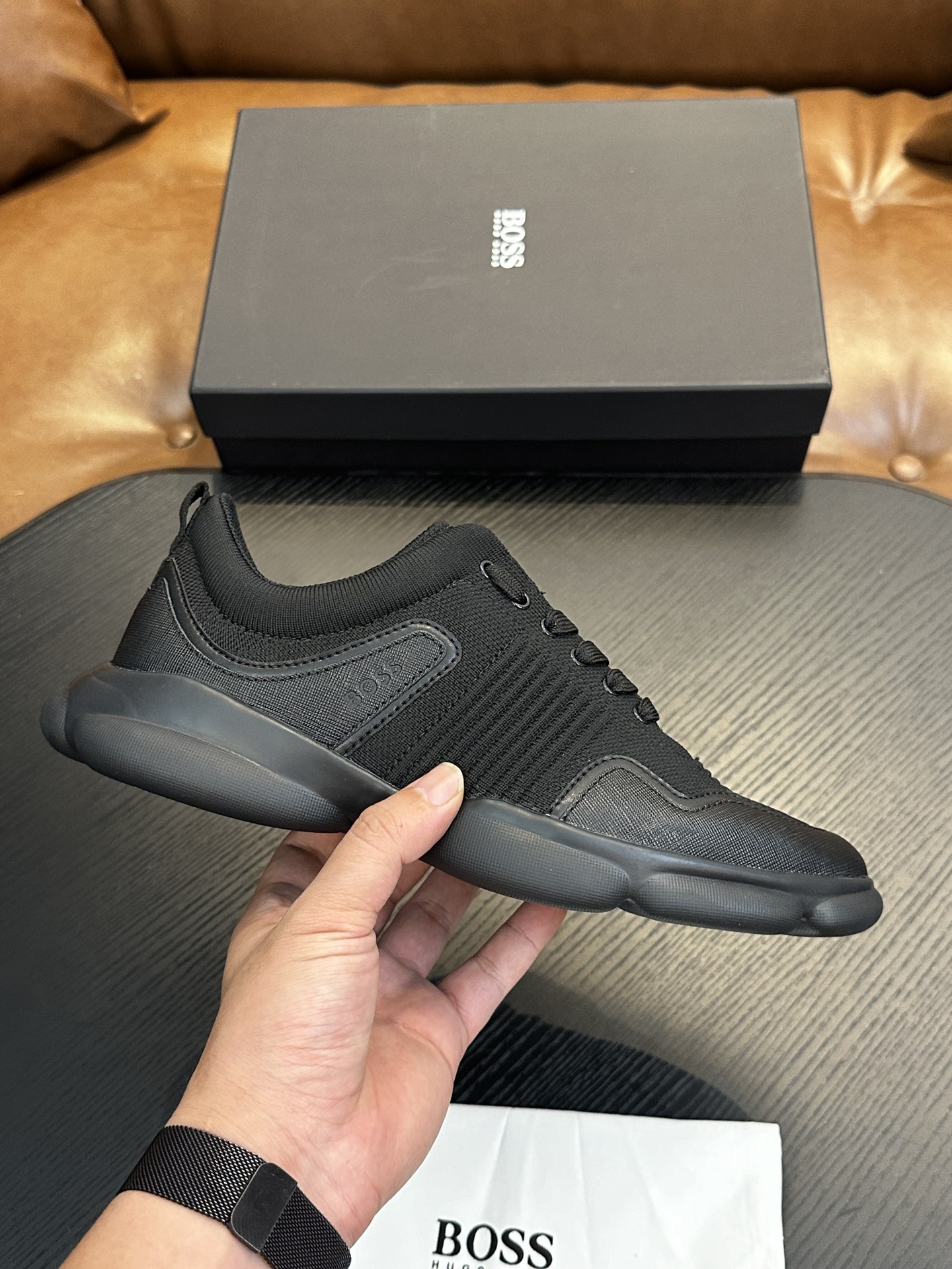 NO:339115,BOSS new casual sneakers, the same style on the official website, the foot is very comfortable and versatile. The smooth leather upper is paired with EVA and TPU outsoles and iconic accessories on the shoelaces, simple and atmospheric. Size 39-44., BOOS casual shoes, sneakers19860909BOSS 新款休闲运动鞋,官网同款,上脚非常舒适百搭,光滑的皮革鞋面搭配EVA和TPU外底及鞋带上的标志性配饰,简单大气.码数39-44.,BOOS 休闲鞋,sneakers,Men's shoes