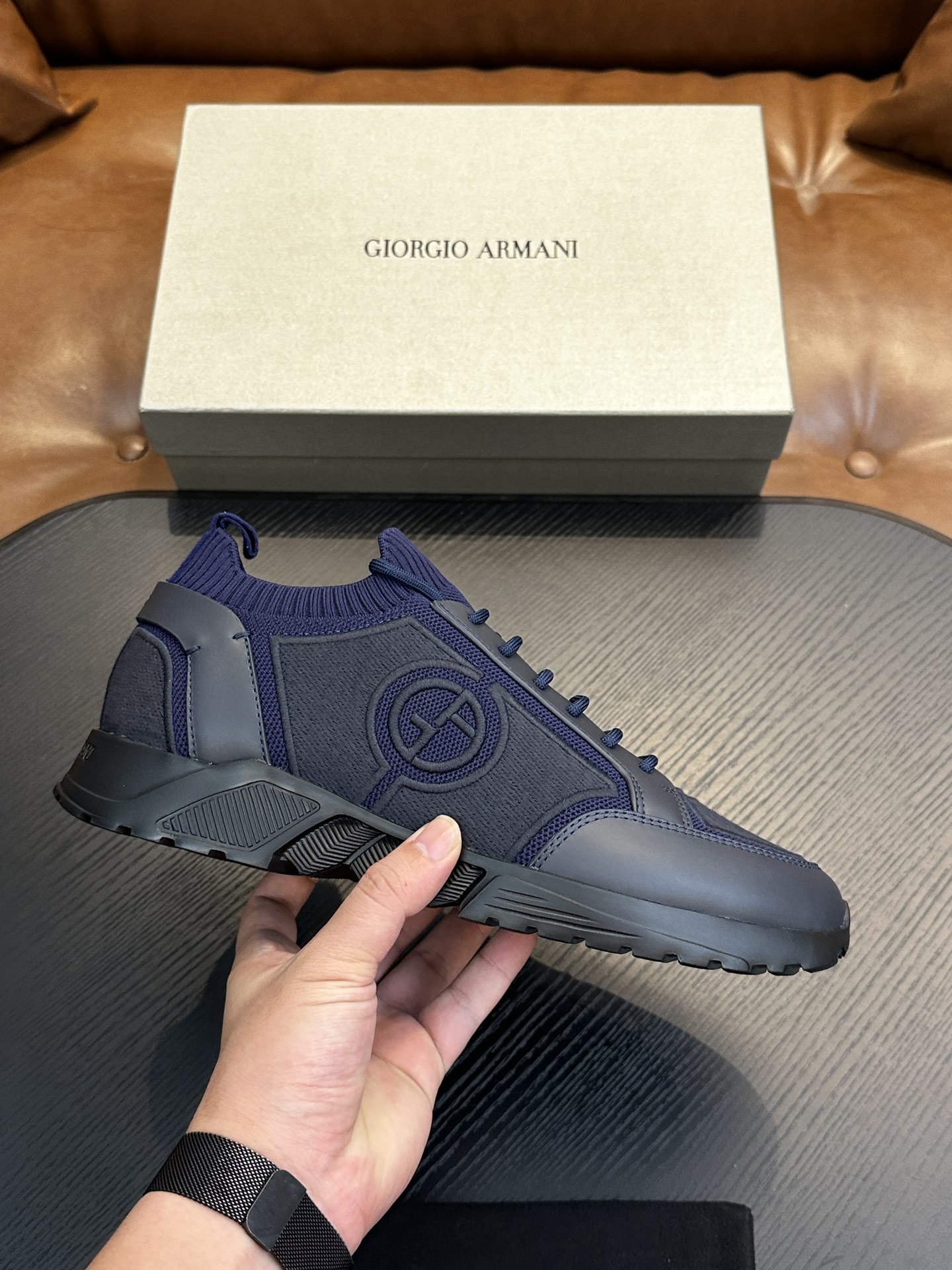 NO:223020,Giorgio Armani's new spring and summer high elastic and fly-woven casual sports shoes are here. This model provides original design and is full of vitality. It is a model of the clever integration of long-lasting fabric inheritance and innovative technology. It creates a modern high-tech shape and is an ideal shoe for urban life. It is matched with contrasting knitted fabrics to create a youthful and vibrant contrasting effect. The heel is decorated with elastic bands, and the car midsole cover is lasting. The anti-slip, wear-resistant high elastic IP rubber outsole is durable, ensuring support and stability, and is comfortable to wear. It has outstanding friction, shock absorption and moderate support. It is comfortable and has excellent performance. It deserves to have size 39/40/41/42/43/44 /45 Original box packaging   dust bag, Armani casual shoes, armani, armani19860909Giorgio Armani阿玛尼新款春夏高弹飞织套穿式休闲运动男鞋到货, 这款提供原创设计,活力十足,是悠久织物传承与创新技术巧妙融合的典范,打造富有现代气息的高科技造型,是都市生活的理想鞋履.搭配撞色针织面料,营造洋溢年轻活力的撞色效果. 后跟饰有样式松紧带装饰,车中底套楦做法,防滑耐磨高弹IP橡胶大底经久耐穿,确保支撑力与稳定性,穿着舒适不凡.具备出众的摩擦力、减震效果和适度支撑,舒适不凡,性能优异,值得拥有 尺码39/40/41/42/43/44 /45 原盒包装 防尘袋,阿玛尼 休闲鞋,armani,armani,Men's shoes