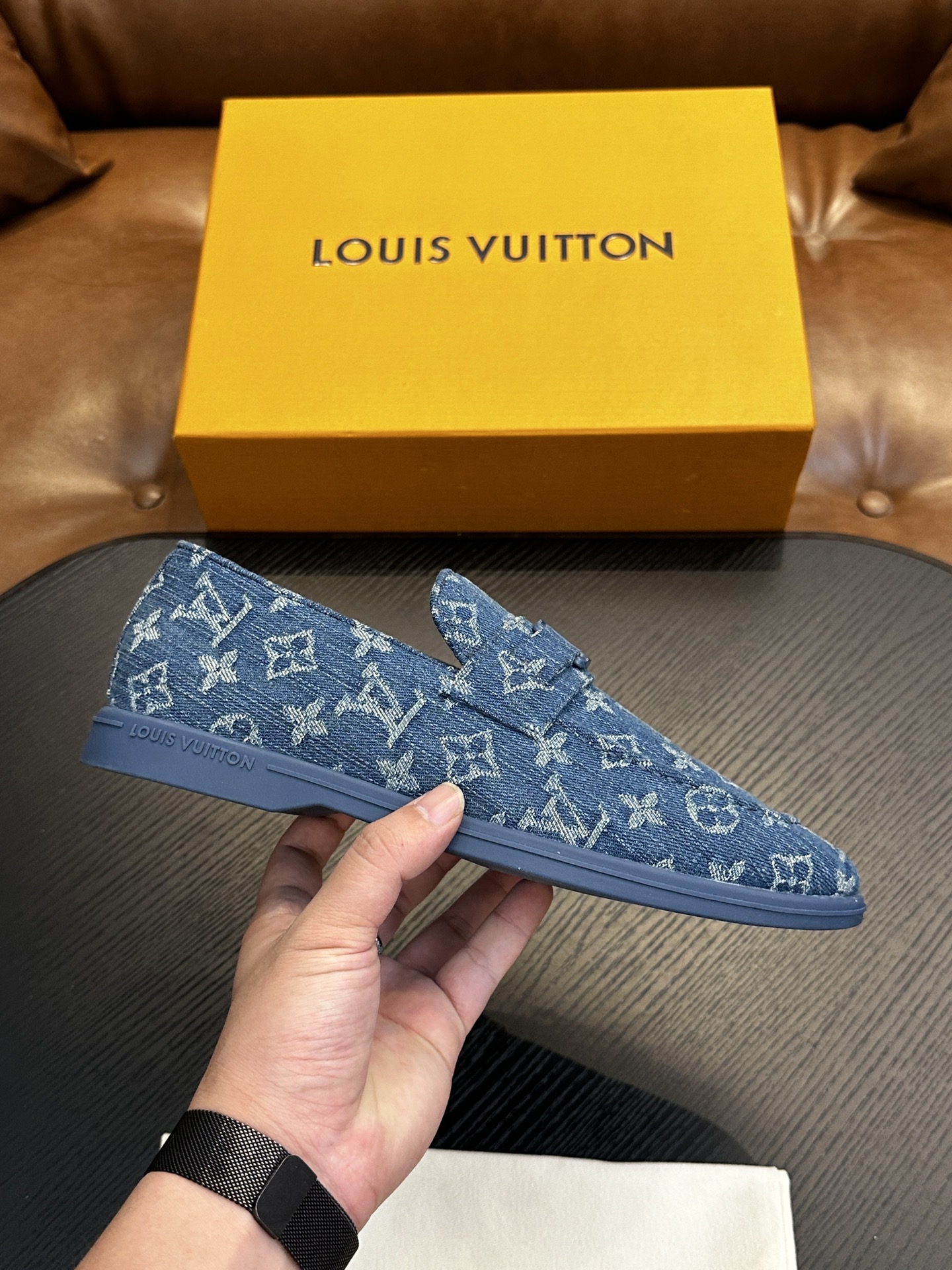 NO:620389,L Men's classic loafers, this ESTATE loafer is made of soft cow leather with classic Monogram print, creating an elegant upper. The rubber outsole is thick yet light, embellished with Louis Vuitton logo embossing. The padded insole and technical lining once again upgrade the comfort experience. The calfskin imported from Italy has a high-end and comfortable lining, and the exclusive original molded outsole is light and wear-resistant!  What distinguishes the quality of outsoles from market products is purely handmade, details determine quality!  Size39-44 (customized at 38.45.46), Louis Vuitton, louis vuitton, loafers, cowhide19860909L 男士经典乐福鞋,本款 ESTATE乐福鞋为柔软牛皮革描摹经典 Monogram 印花,塑造优雅鞋面.橡胶外底厚实而不失轻盈,其上点缀路易威登标识压纹.加衬内底和科技内衬再度升级舒适体验.意大利进口小牛皮内里高档舒适,独家原版开模大底轻盈耐磨！区别市场货大底品质 纯手工制作,细节决定品质！ Size39-44（38.45.46定做）,路易威登,louis vuitton,loafers,cowhide,Men's shoes