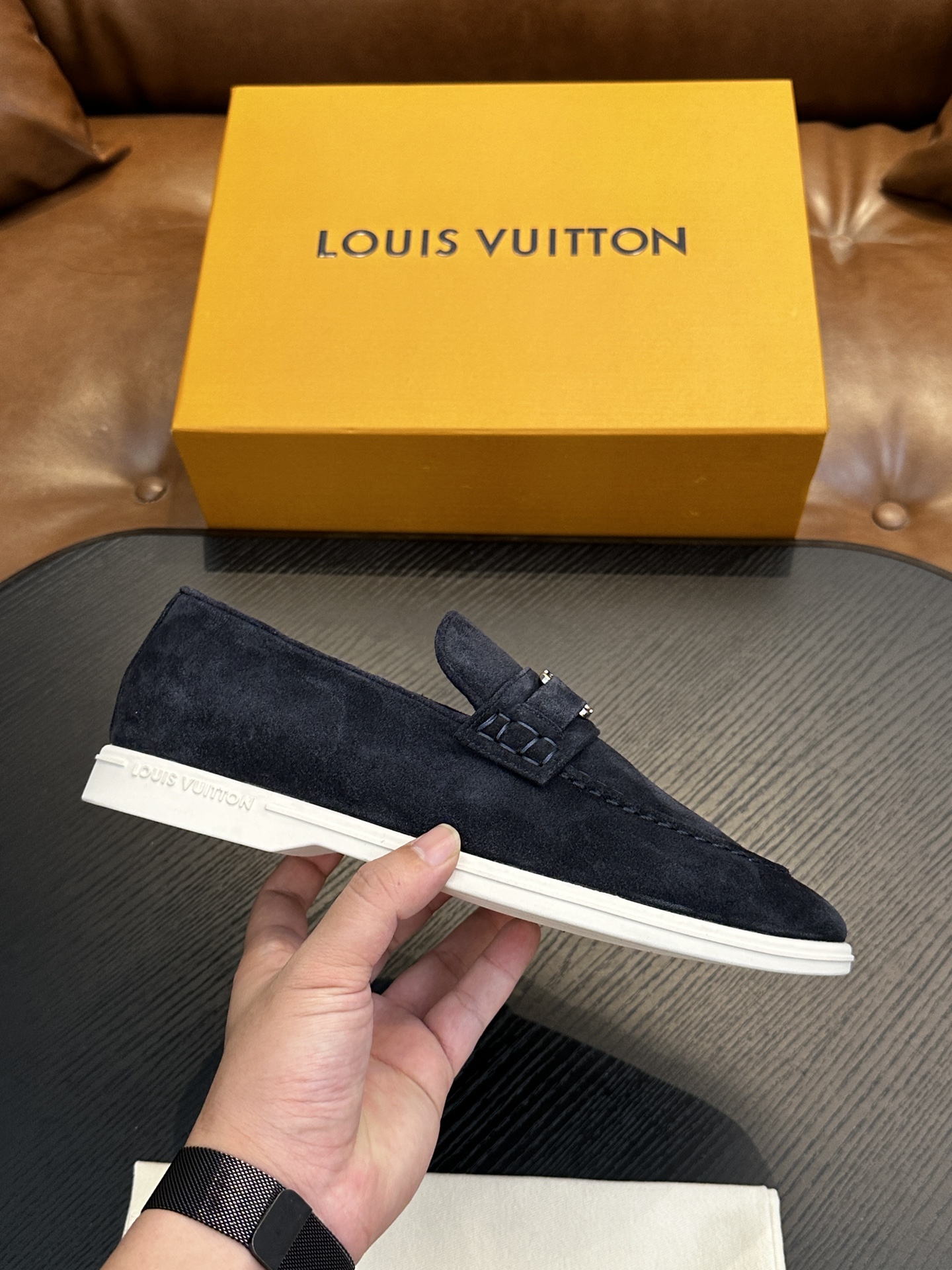 NO:223162,L Men's classic loafers, this ESTATE loafer is made of soft cowhide leather to depict classic Monogram prints, creating an elegant upper. The rubber outsole is thick and light, and is embossed with Louis Vuitton logo embossed. The lining inner sole and technological lining are upgraded to comfort again. The inner lining of Italy imported calfskin is high-end and comfortable, and the exclusive original molded sole is light and wear-resistant!  Different from the quality of market goods, purely handmade, details determine quality!  Size39-44 (customized by 38.45.46), Louis Vuitton, louis vuitton, loafers, cowhide19860909L 男士经典乐福鞋,本款 ESTATE乐福鞋为柔软牛皮革描摹经典 Monogram 印花,塑造优雅鞋面.橡胶外底厚实而不失轻盈,其上点缀路易威登标识压纹.加衬内底和科技内衬再度升级舒适体验.意大利进口小牛皮内里高档舒适,独家原版开模大底轻盈耐磨！区别市场货大底品质 纯手工制作,细节决定品质！ Size39-44（38.45.46定做）,路易威登,louis vuitton,loafers,cowhide,Men's shoes