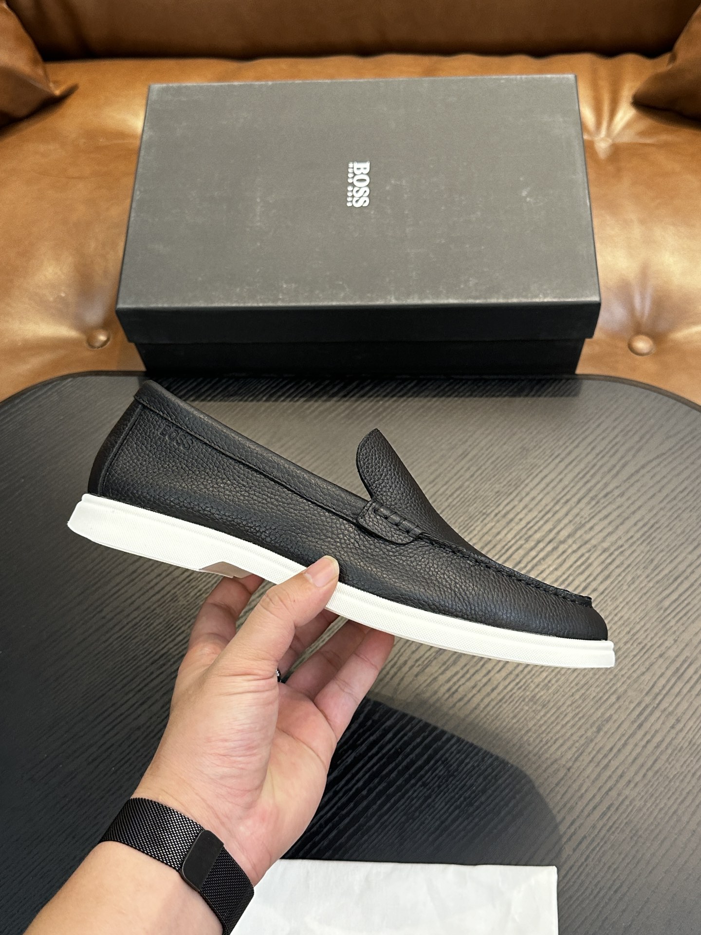 NO:283075,BOSS men's new leather casual shoes for foot cover are shipped!  It is carefully made of imported lychee pattern calf leather, soft, delicate and shiny leather, upper leather tassel pendant decoration, delicate and even handmade mark wiring, classic casual style, anti-slip wear-resistant rubber sole, light and comfortable, foot design is matched with soft cowhide inner lining and foot pads, comfortable and breathable on the upper foot, and is equipped with a dust bag with original box packaging!  Size 39-40-41-42-43-44 (45.46 customized) standard leather shoes size, cowhide19860909BOSS男士新款套脚皮革休闲板鞋出货！ 选用进口荔枝纹小牛皮精心制作,皮质柔软细腻有光泽,鞋面皮革流苏吊坠装饰,细致均匀的手工马克走线,经典休闲版型,防滑耐磨橡胶大底,轻便舒适,套脚设计搭配柔软牛皮内里及垫脚,上脚舒适透气,配原盒包装防尘袋！ 尺码39-40-41-42-43-44（45.46订做）标准皮鞋码数,,cowhide,Men's shoes