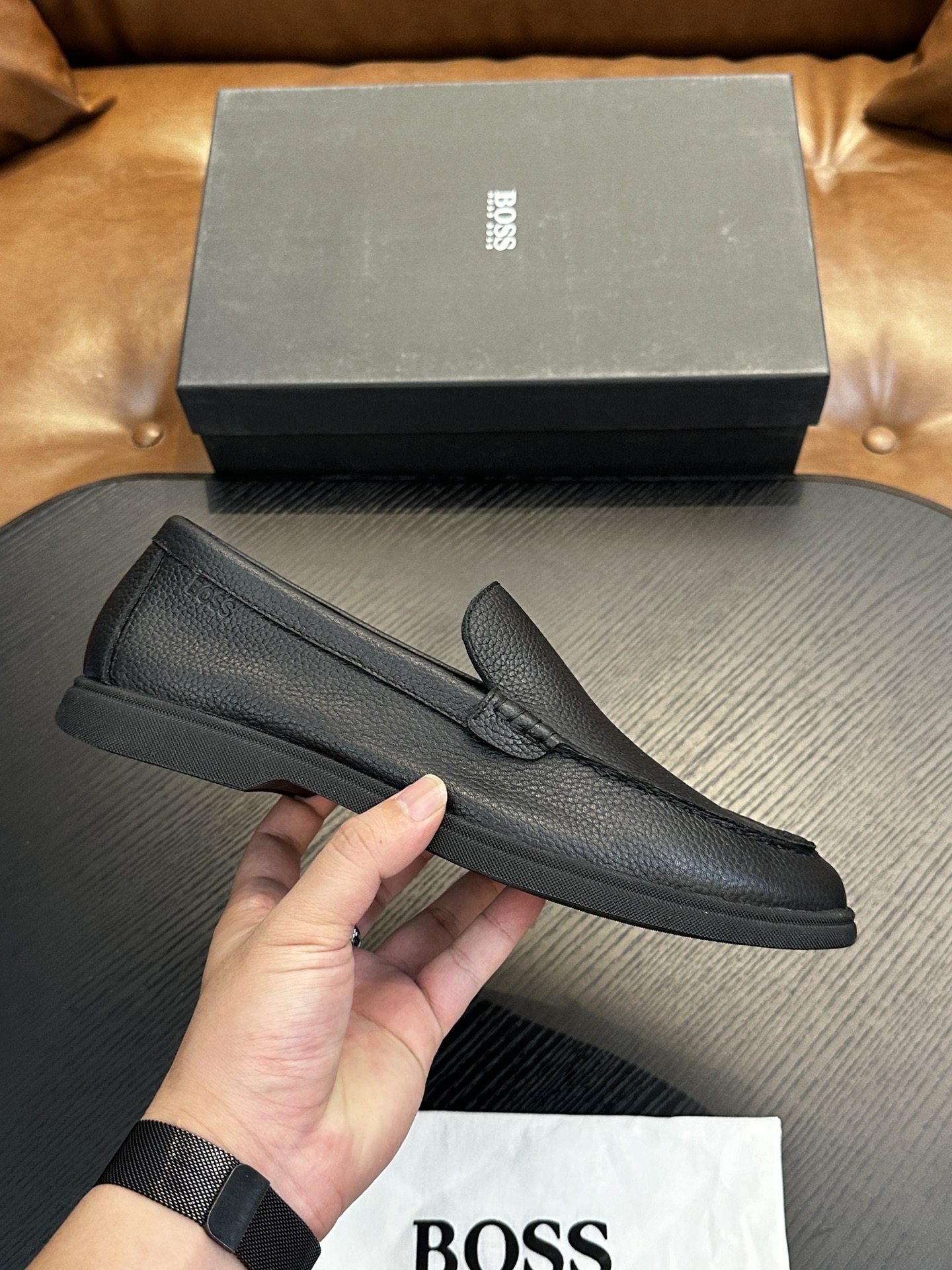 NO:223366,BOSS men's new leather casual shoes for foot cover are shipped!  It is carefully made of imported lychee pattern calf leather, soft, delicate and shiny leather, upper leather tassel pendant decoration, delicate and even handmade mark wiring, classic casual style, anti-slip wear-resistant rubber sole, light and comfortable, foot design is matched with soft cowhide inner lining and foot pads, comfortable and breathable on the upper foot, and is equipped with a dust bag with original box packaging!  Size 39-40-41-42-43-44 (45.46 customized) standard leather shoes size, BOOS casual shoes, cowhide19860909BOSS男士新款套脚皮革休闲板鞋出货！ 选用进口荔枝纹小牛皮精心制作,皮质柔软细腻有光泽,鞋面皮革流苏吊坠装饰,细致均匀的手工马克走线,经典休闲版型,防滑耐磨橡胶大底,轻便舒适,套脚设计搭配柔软牛皮内里及垫脚,上脚舒适透气,配原盒包装防尘袋！ 尺码39-40-41-42-43-44（45.46订做）标准皮鞋码数,BOOS 休闲鞋,cowhide,Men's shoes