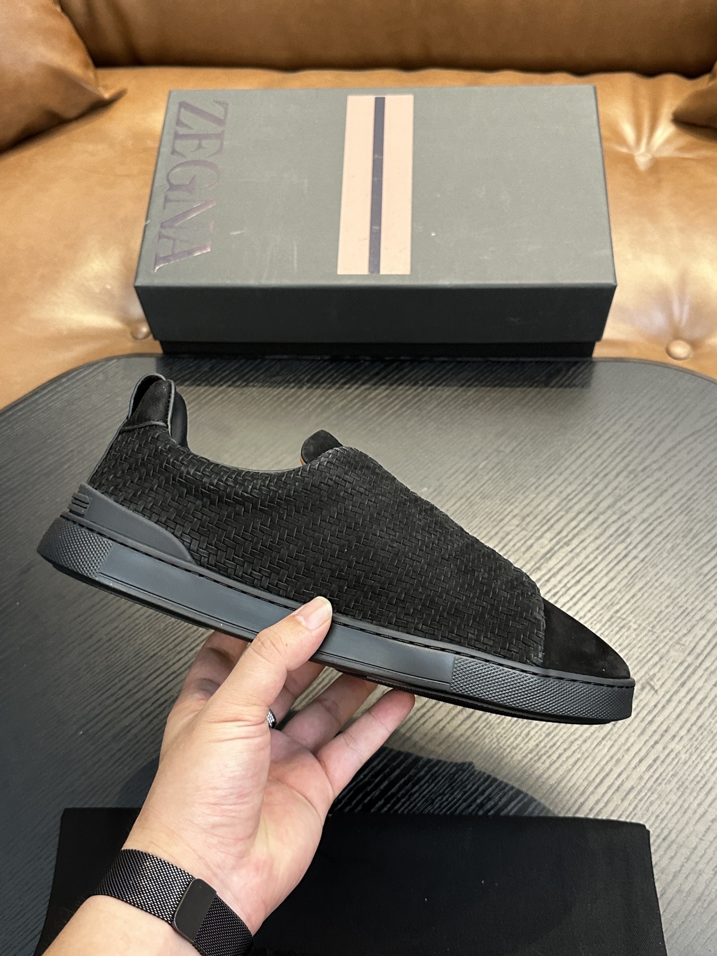 NO:283093,Hot sale! Jenia Casual Sneakers This Triple Stitch low-top sneaker is made of soft cowhide with suede, injecting exquisite style into casual shoes. The iconic triple cross elastic details highlight the hand-stitched stitching of traditional leather shoes, light and lazy cover design, perfectly fitting the fast-paced lifestyle. The very light rubber outsole is embellished with double stripes Logo sports details, reinterpreting the iconic shoes with ultra-light structure. Calfskin inner lining, car midsole cover last method. Easy to wear and take off the foot cross elastic band and 3D 