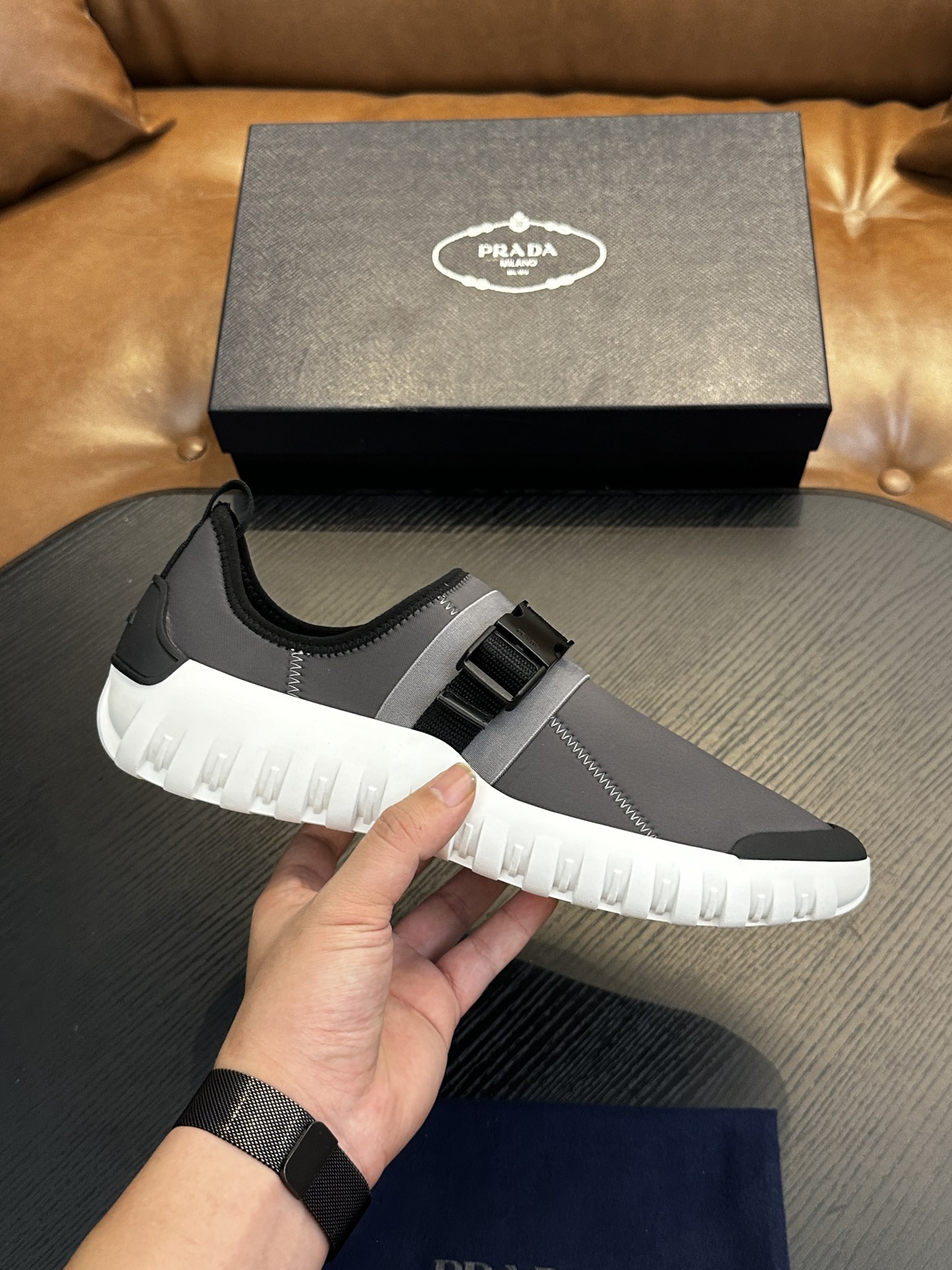 NO:281212,Prad* Prada New Men's Nylon Fabric Sneakers This casual sneaker combines elegant and innovative design, made of nylon stretch fabric, foot design, upper straps are equipped with adjustable metal buckle, and the 