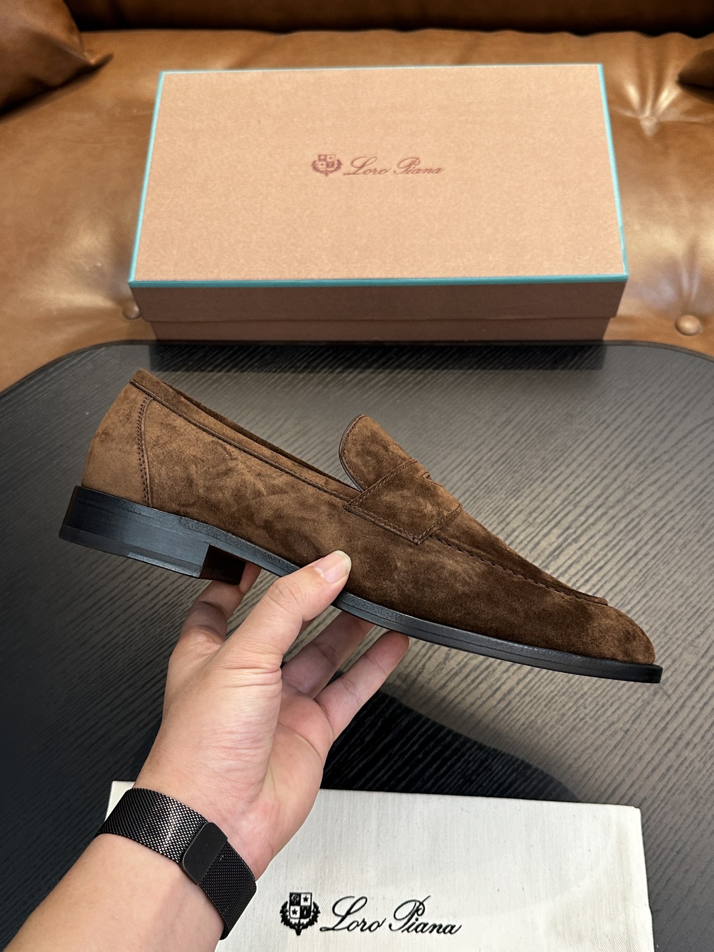 NO:339483,LoroPian*/Nuoyou-Pianya LP Travis Men's Mocasin Shoes｜This shoe draws classic inspiration from British shoes｜Create a delicate and elegant style with the taste of men's shoes and the light and comfortable feeling of conspicuous grooved soles｜Fabric calfskin｜Breathable water dyed cowhide inner｜Light rubber outsole enhances comfortable wearing｜Extreme breathability for a long time without tiring｜Specially treated leather presents a particularly soft feel｜and still maintains its natural texture｜A slightly aged appearance adds a touch of exquisite elegance to the shoes｜Is an ideal accessory for casual looks｜Size39-44 (customized by 38.45.46), LP-leather shoes, loro piana, loro piana, cowhide19860909LoroPian*/诺悠-翩雅 LP Travis 男士莫卡辛鞋｜这款鞋汲取英式鞋履的经典灵感｜以男鞋的品味与显眼沟纹鞋底的轻盈舒适感营造精致优雅风格｜面料采用进口小牛皮｜透气水染牛皮内里｜轻盈橡胶大底提升舒适穿着感｜透气性极好久穿不累｜经过特别处理的皮革呈现尤为柔软的手感｜且依然保持其天然质感｜略微做旧的外观为鞋子添增了一抹精致优雅｜是休闲造型的理想配饰｜Size39-44（38.45.46定做）,LP-皮鞋,loro piana,loro piana,cowhide,Men's shoes