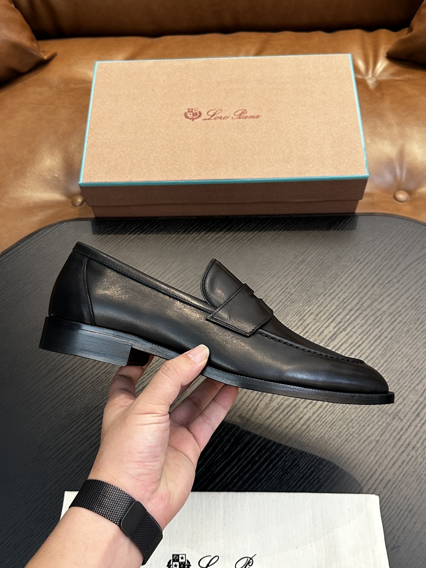 NO:283083,LoroPian*/Nuoyou-Pianya LP Travis Men's Mocasin Shoes｜This shoe draws classic inspiration from British shoes｜Create a delicate and elegant style with the taste of men's shoes and the light and comfortable feeling of conspicuous grooved soles｜Fabric calfskin｜Breathable water dyed cowhide inner｜Light rubber outsole enhances comfortable wearing｜Extreme breathability for a long time without tiring｜Specially treated leather presents a particularly soft feel｜and still maintains its natural texture｜A slightly aged appearance adds a touch of exquisite elegance to the shoes｜Is an ideal accessory for casual looks｜Size39-44 (customized by 38.45.46),,loro piano,loro piano,cowhide19860909LoroPian*/诺悠-翩雅 LP Travis 男士莫卡辛鞋｜这款鞋汲取英式鞋履的经典灵感｜以男鞋的品味与显眼沟纹鞋底的轻盈舒适感营造精致优雅风格｜面料采用进口小牛皮｜透气水染牛皮内里｜轻盈橡胶大底提升舒适穿着感｜透气性极好久穿不累｜经过特别处理的皮革呈现尤为柔软的手感｜且依然保持其天然质感｜略微做旧的外观为鞋子添增了一抹精致优雅｜是休闲造型的理想配饰｜Size39-44（38.45.46定做）,,loro piana,loro piana,cowhide,Men's shoes