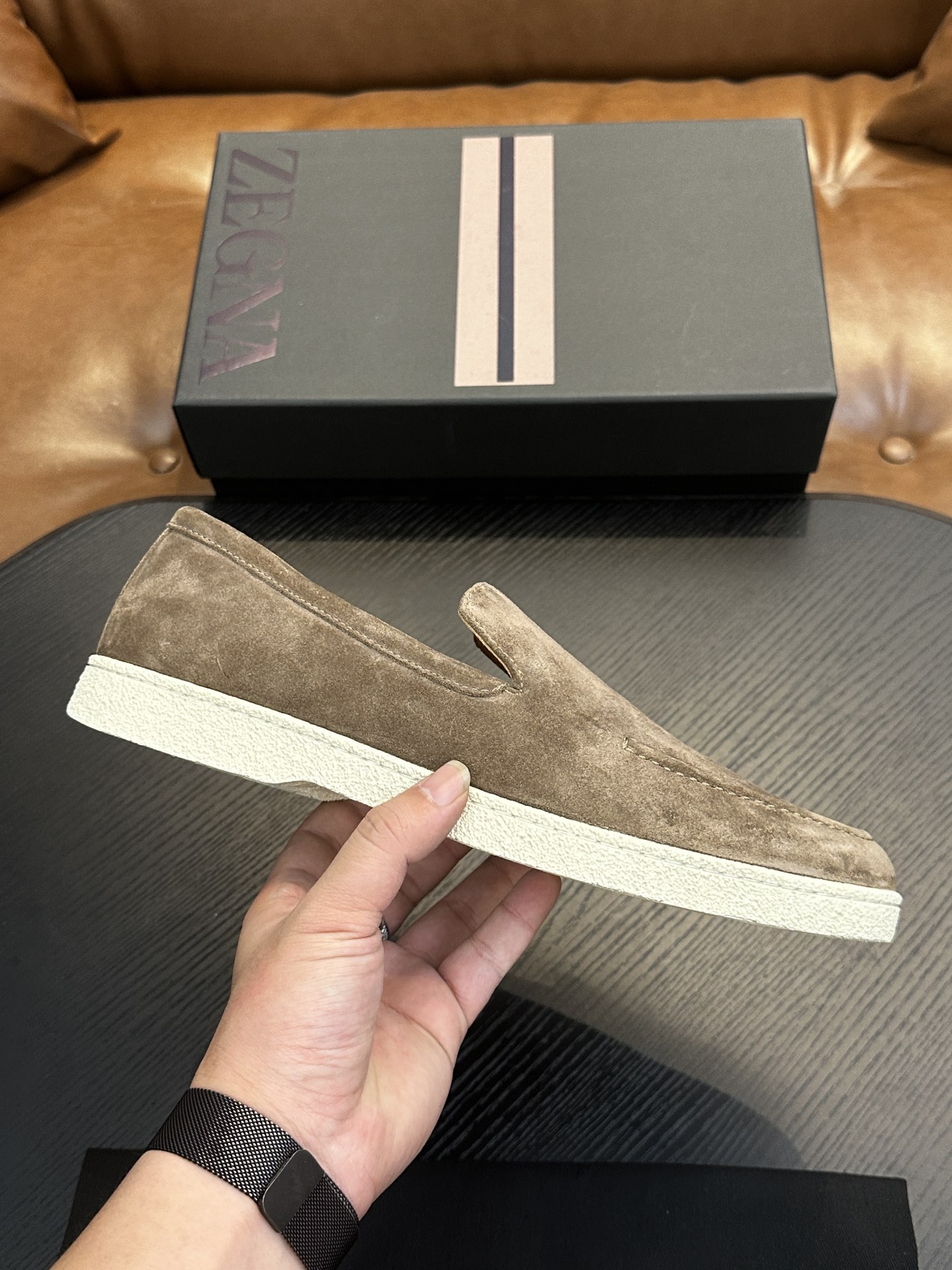 NO:620350,Best seller! Ermenegildo Zegna Casual Sneakers These low-top Triple Stitch sneakers are made from soft cowhide leather and suede, bringing a sophisticated style to casual footwear. The signature triple cross elastic detail highlights the hand stitching of traditional leather shoes, and the lightweight and slip-on design is perfect for a fast-paced lifestyle. The extremely lightweight rubber outsole is embellished with the double stripe logo. Sporty details, reinterpreting the iconic shoe with an ultra-light structure. Calfskin lining, car midsole lasting method. Easy-to-take-on cross-elastic straps and 3D 'ripple' design. Hot-embossed brand name on the tongue. Lightweight and highly elastic rubber foam sole, with TPU double stripe brand logo trim on the heel. Adding a modern and dynamic atmosphere to this sneaker. Size 39-44 (38, 45 can be customized), Ermenegildo Zegna casual shoes,zegna,sneakers,cowhide,chamois leather19860909热卖款！杰尼亚 休闲运动鞋 这款 Triple Stitch 低帮运动鞋以柔软的牛皮搭配麂皮制成,为休闲鞋履注入精致格调.标志性三重交叉弹性细节彰显出传统皮鞋的手工缝迹,轻盈和懒人套式设计,完美契合快节奏的生活方式.非常轻盈的橡胶外底上点缀双条纹 Logo 运动细节,以超轻结构重新诠释标志性鞋款.小牛皮内裡,车中底套楦做法.易穿脱套脚交叉松紧带和 3D“波纹”设计.鞋舌热压品牌名称.轻便高弹力橡胶发泡鞋底,后跟加贴 TPU 双条纹品牌 Logo 饰条.为这款运动鞋增添现代动感气息.码数39-44（38,45可定做）,杰尼亚 休闲鞋,zegna,sneakers,cowhide,chamois leather,Men's shoes