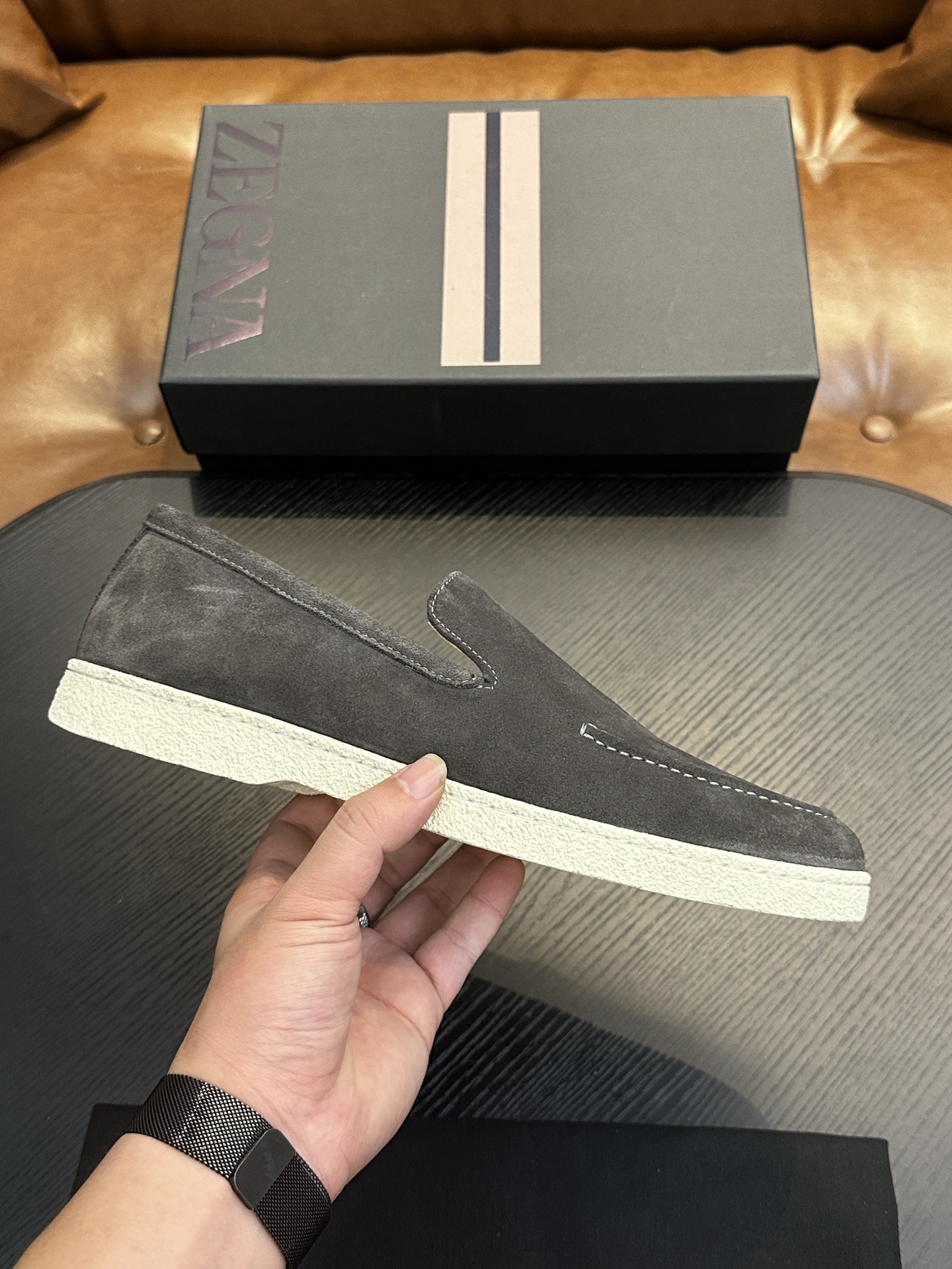 NO:339214,Hot sale! Jenia Casual Sneakers This Triple Stitch low-top sneaker is made of soft cowhide with suede, injecting exquisite style into casual shoes. The iconic triple cross elastic details highlight the hand-stitched stitching of traditional leather shoes, light and lazy cover design, perfectly fitting the fast-paced lifestyle. The very light rubber outsole is embellished with double stripes Logo sports details, reinterpreting the iconic shoes with ultra-light structure. Calfskin inner lining, car midsole cover last method. Easy to wear and take off the foot cross elastic band and 3D 