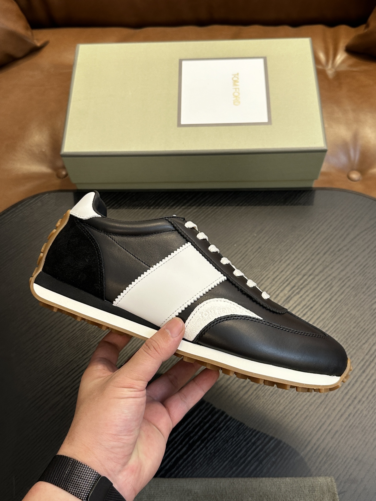 NO:284741,TOM FORD Cambridge low top sneakers This sneaker is made of imported back-fleece calfskin, contrasting trim, round toe, front lace-up, rubber flat sole, insole with logo. Size 39-44, custom-made (38,45), manolo blahnik, Dolce & Gabbana,tom ford, sneakers, cowhide19860909TOM FORD Cambridge 牛皮低帮运动鞋 本款运动鞋采用进口反绒小牛皮、对比边饰、圆头、正面系带、橡胶平底、鞋垫饰有标志. 码数39-44,定（38,45定做）,,manolo blahnik,Dolce&Gabbana,tom ford,sneakers,cowhide,Men's shoes