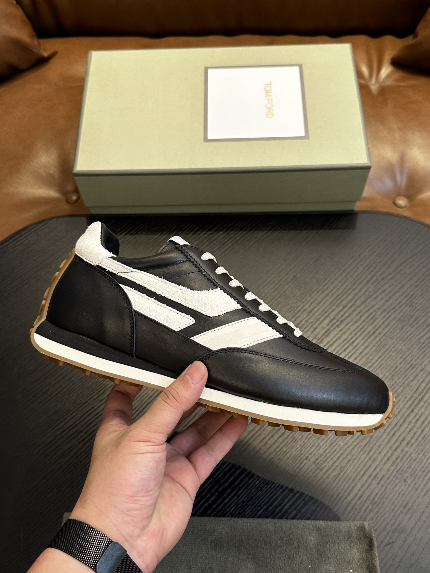 NO:284090,TOM FORD Cambridge low top sneakers This sneaker is made of imported back-fleece calfskin, contrasting trim, round toe, front lace-up, rubber flat sole, insole with logo. Size 39-44, custom-made (38,45), manolo blahnik, Dolce & Gabbana,tom ford, sneakers, cowhide19860909TOM FORD Cambridge 牛皮低帮运动鞋 本款运动鞋采用进口反绒小牛皮、对比边饰、圆头、正面系带、橡胶平底、鞋垫饰有标志. 码数39-44,定（38,45定做）,,manolo blahnik,Dolce&Gabbana,tom ford,sneakers,cowhide,Men's shoes