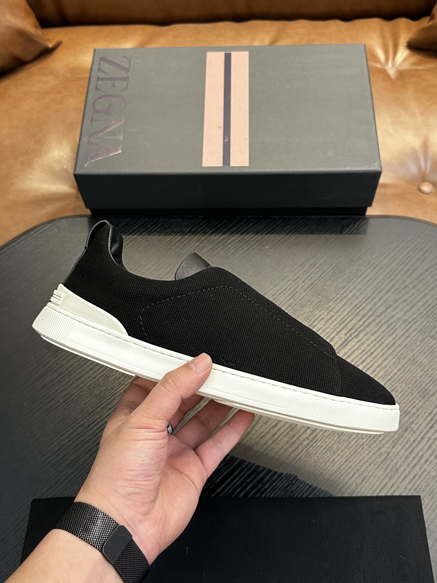 NO:284084,Hot sale! Jenia Casual Sneakers This Triple Stitch low-top sneaker is made of soft cowhide with suede, injecting exquisite style into casual shoes. The iconic triple cross elastic details highlight the hand-stitched stitching of traditional leather shoes, light and lazy cover design, perfectly fitting the fast-paced lifestyle. The very light rubber outsole is embellished with double stripes Logo sports details, reinterpreting the iconic shoes with ultra-light structure. Calfskin inner lining, car midsole cover last method. Easy to wear and take off the foot cross elastic band and 3D 