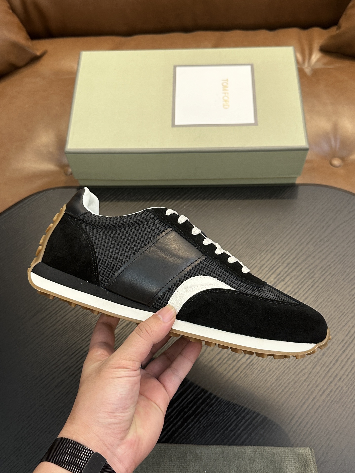 NO:284730,TOM FORD Cambridge low top sneakers This sneaker is made of imported back-fleece calfskin, contrasting trim, round toe, front lace-up, rubber flat sole, insole with logo. Size 39-44, custom-made (38,45), manolo blahnik, Dolce & Gabbana,tom ford, sneakers, cowhide19860909TOM FORD Cambridge 牛皮低帮运动鞋 本款运动鞋采用进口反绒小牛皮、对比边饰、圆头、正面系带、橡胶平底、鞋垫饰有标志. 码数39-44,定（38,45定做）,,manolo blahnik,Dolce&Gabbana,tom ford,sneakers,cowhide,Men's shoes