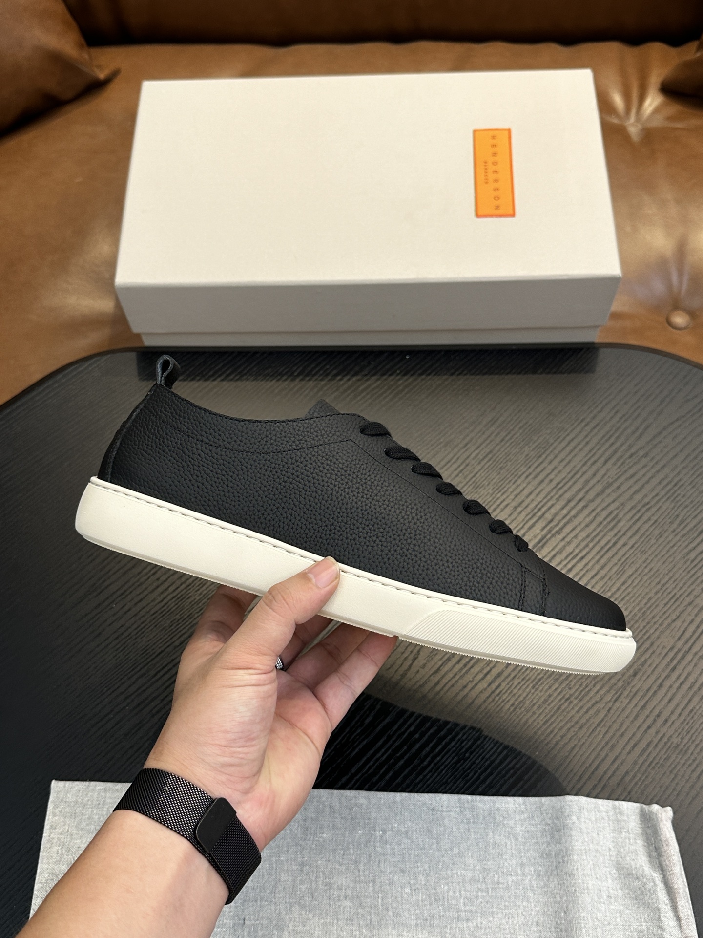 NO:338267,Henderson Baracco classic men's casual sneakers | Soft cowhide leather | Punching process | Water dyed cowhide inner | Genuine molded ergonomic insole | Support walking to make it very comfortable | Ultralight EVA rubber outsole Size39-44 (customized for 38.45.46),,sneakers,cowhide19860909Henderson Baracco经典男士休闲运动鞋｜柔软的牛皮皮革｜冲孔工艺｜水染牛皮内里｜正版开模人体工学鞋垫｜支撑行走 使其非常舒适｜超轻EVA橡胶外底 Size39-44（38.45.46定做）,,sneakers,cowhide,Men's shoes