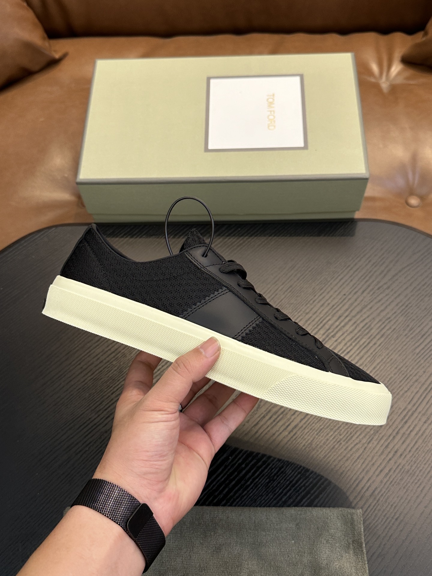 NO:339029,TOM FORD Cambridge Suede Low Top Sneakers This sneaker is equipped with suede calfskin, contrast trim, round toe, front lace-up, rubber flat sole, insole with logo. Size 39-44, 38, 45, 46. Tom Ford, sneakers, cowhide19860909TOM FORD Cambridge 绒面皮低帮运动鞋 本款运动鞋精选绒面小牛皮、对比边饰、圆头、正面系带、橡胶平底、鞋垫饰有标志. 码数39-44,38、45、46定.,汤姆·福特,tom ford,sneakers,cowhide,Men's shoes