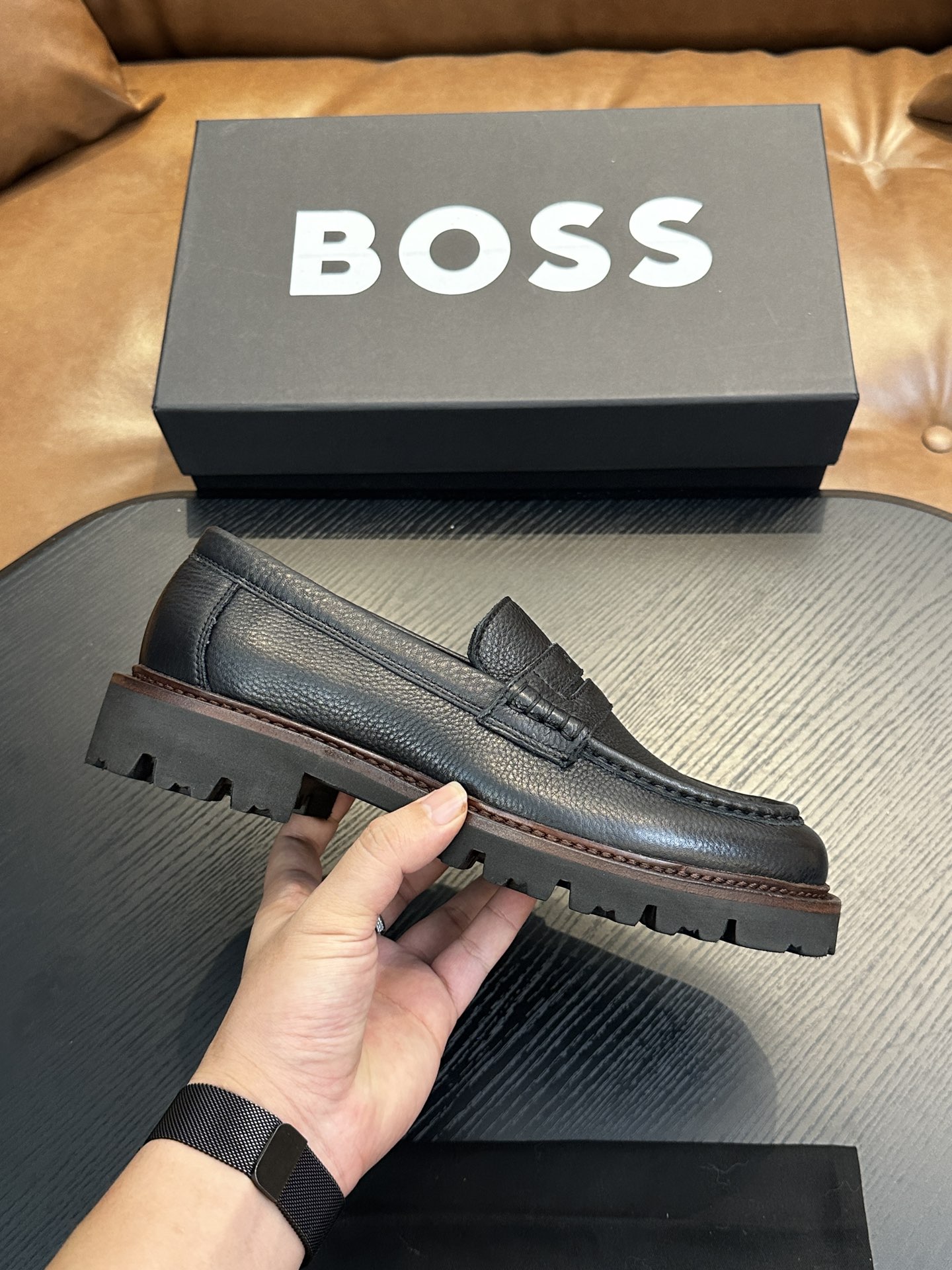 NO:338311,BOSS classic thick-soled leather shoes | Made of imported calf leather | Retro and shiny texture complement each other | Release charming tones to outline confident posture | Imported calf leather + cowhide inner + light foamed sole | Comfortable and lightweight on the feet Size: 39-44 (customized by 38.45.46), BOSS leather shoes, cowhide19860909BOSS经典款厚底一脚蹬皮鞋｜采用进口小牛皮制成｜复古与亮泽质感相得益彰｜释放迷人色调勾勒自信姿态｜进口小牛皮+牛皮内里+轻盈发泡大底｜上脚舒适轻便 Size:39-44（38.45.46定做),BOSS皮鞋,cowhide,Men's shoes