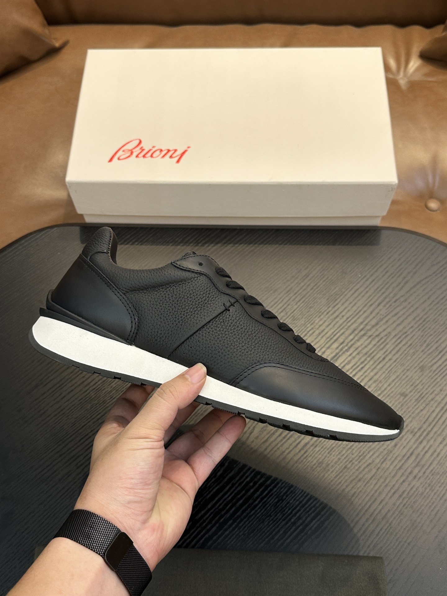 NO:338228,Brioni official website synchronized men's sneakers｜Mixed material running shoes｜Integrated design Brioni sewing label｜Fused Napa leather side straps and brand classic legion stripes｜This running shoes are handmade in Italy｜Lightweight combination soft sole creates elegant and extraordinary shape Size39-44 (customized for 38.45.46),,sneakers19860909Brioni 官网同步男士运动鞋｜混合材质跑步鞋｜一体式设计Brioni缝纫标签｜融合纳帕皮侧饰带和品牌经典军团条纹｜这款跑步鞋在意大利手工精制而成｜轻质组合软底 打造高雅不凡造型 Size39-44（38.45.46定做）,,sneakers,Men's shoes