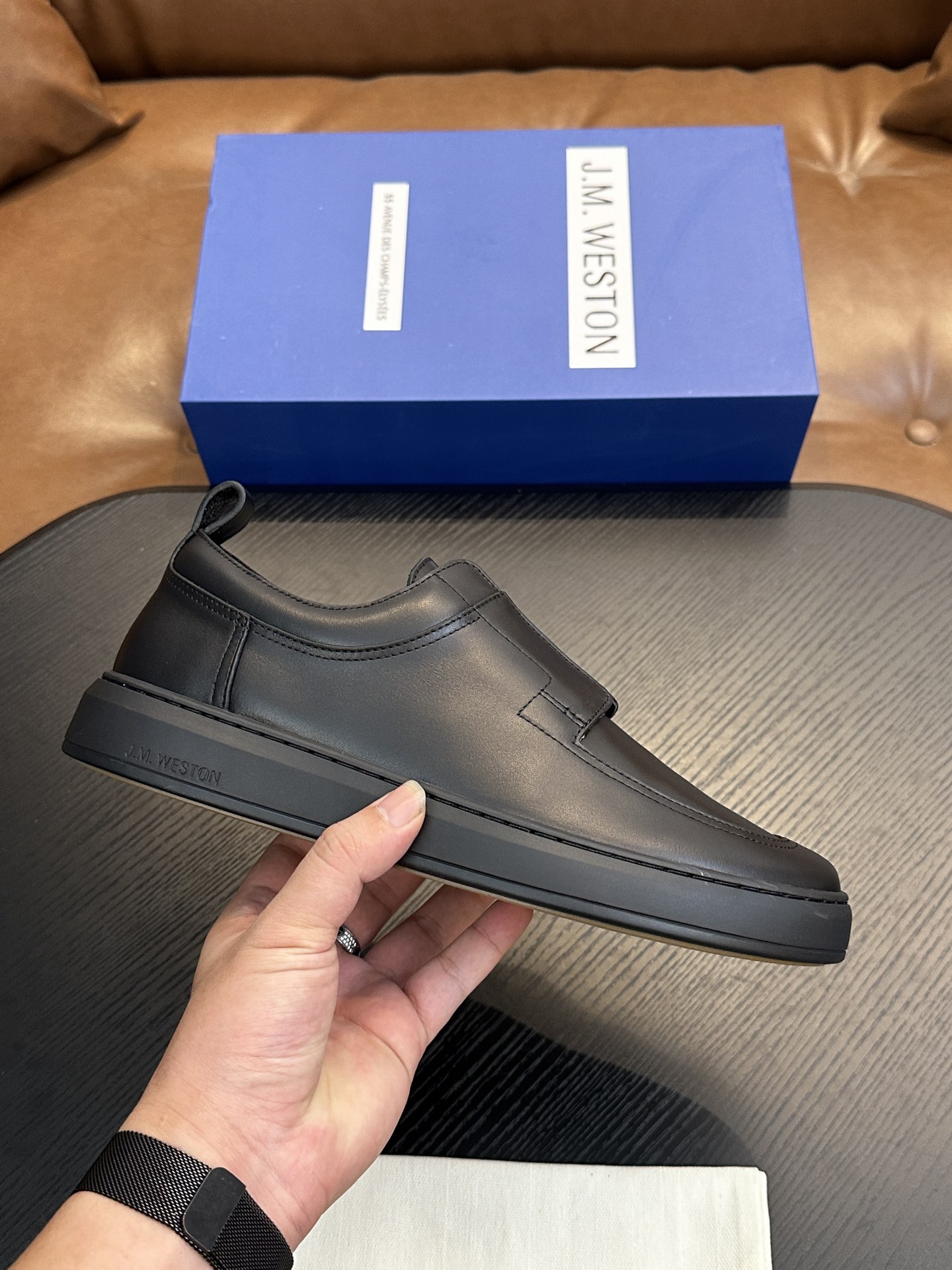 NO:339163,J.M.WESTON classic sneakers, men's lace-up casual sneakers, grandly launched a newcomer. About J.M. Weston, Limoges, founded in France in 1891, is a model for making luxury gentleman leather shoes. With Goodyear Stitching as the golden rule of shoemaking, J.M. Weston perfectly arranges excellent traditional techniques, reflecting the brand's consistent persistence in high quality. Its classic styles have been timeless and inspired the inspiration of current designer Michel Perry, creating elegant New Classics, Casual Chic and Casual Sport series. The most original spirit creates a unique style that belongs to you. This selected imported Italian soft calfskin + paired with reverse velvet  The conspicuous 