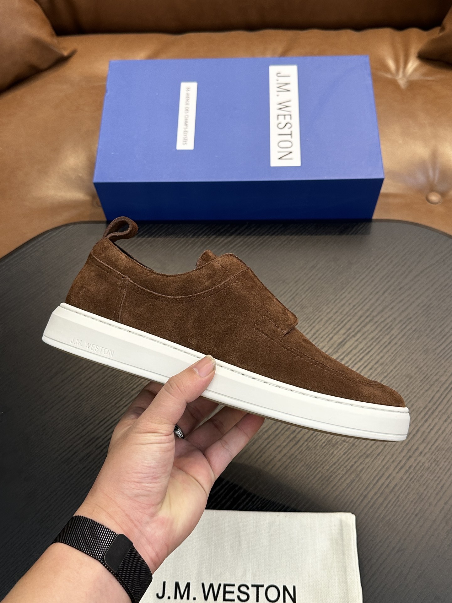 NO:339173,J.M.WESTON classic sneakers, men's lace-up casual sneakers, grandly launched a newcomer. About J.M. Weston, Limoges, founded in France in 1891, is a model for making luxury gentleman leather shoes. With Goodyear Stitching as the golden rule of shoemaking, J.M. Weston perfectly arranges excellent traditional techniques, reflecting the brand's consistent persistence in high quality. Its classic styles have been timeless and inspired the inspiration of current designer Michel Perry, creating elegant New Classics, Casual Chic and Casual Sport series. The most original spirit creates a unique style that belongs to you. This selected imported Italian soft calfskin + paired with reverse velvet  The conspicuous 