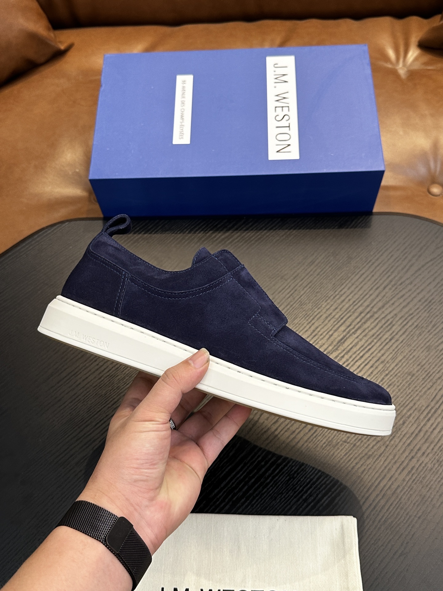 NO:604046,J.M. Weston's classic sneakers, men's lace-up casual sneakers, are launching a new model. About J.M. Weston, Limoges, founded in France in 1891, is a model for the production of luxury gentleman's leather shoes. With Goodyear Stitching as the golden rule of shoemaking technology, J.M. Weston perfectly arranges excellent traditional skills with it, reflecting the brand's consistent insistence on high quality. Its classic styles are timeless and inspire the current designer Michel  Inspired by Perry, we create elegant New Classics, Casual Chic and Casual Sport series. The most original spirit creates a unique style just for you. This selection of imported Italian soft calfskin + suede has a conspicuous 'W' accessory on the outer waist that is unobtrusive. The lining and insole are also cowhide. EVA midsole and non-slip and wear-resistant RB outsole make the shoes fashionable and comfortable on your feet. You deserve it.  Leather shoe size: 39/40/41/42/43/44 original box packaging + dust bag, J.M casual shoes, sneakers, cowhide19860909J.M.WESTON经典款运动鞋鞋,男士系带休闲鞋运动鞋,隆重推出新秀. 关于J.M. Weston,1891年创立于法国的Limoges,堪称是奢华绅士皮鞋的制作典范. 以Goodyear Stitching为金科玉律的制鞋工艺,J.M. Weston将卓越的传统技巧与之完美编排,折射出品牌对高品质的一贯坚持.其经典款式历久弥新,启发着现任设计师Michel Perry的灵感,创造出雅致的New Classics、Casual Chic及Casual Sport等系列.最为原创的精神,打造出专属于您的独特款式. 这款精选进口意大利柔软小牛皮+搭配反绒 外腰显眼的“W”配饰个性不张扬,牛皮内里,鞋垫也是牛皮 EVA中底和防滑耐磨的RB大底 让鞋子穿在脚上时尚又舒适,您值得拥有. 皮鞋码数:39/40/41/42/43/44 原盒包装+防尘袋,J.M休闲鞋,sneakers,cowhide,Men's shoes