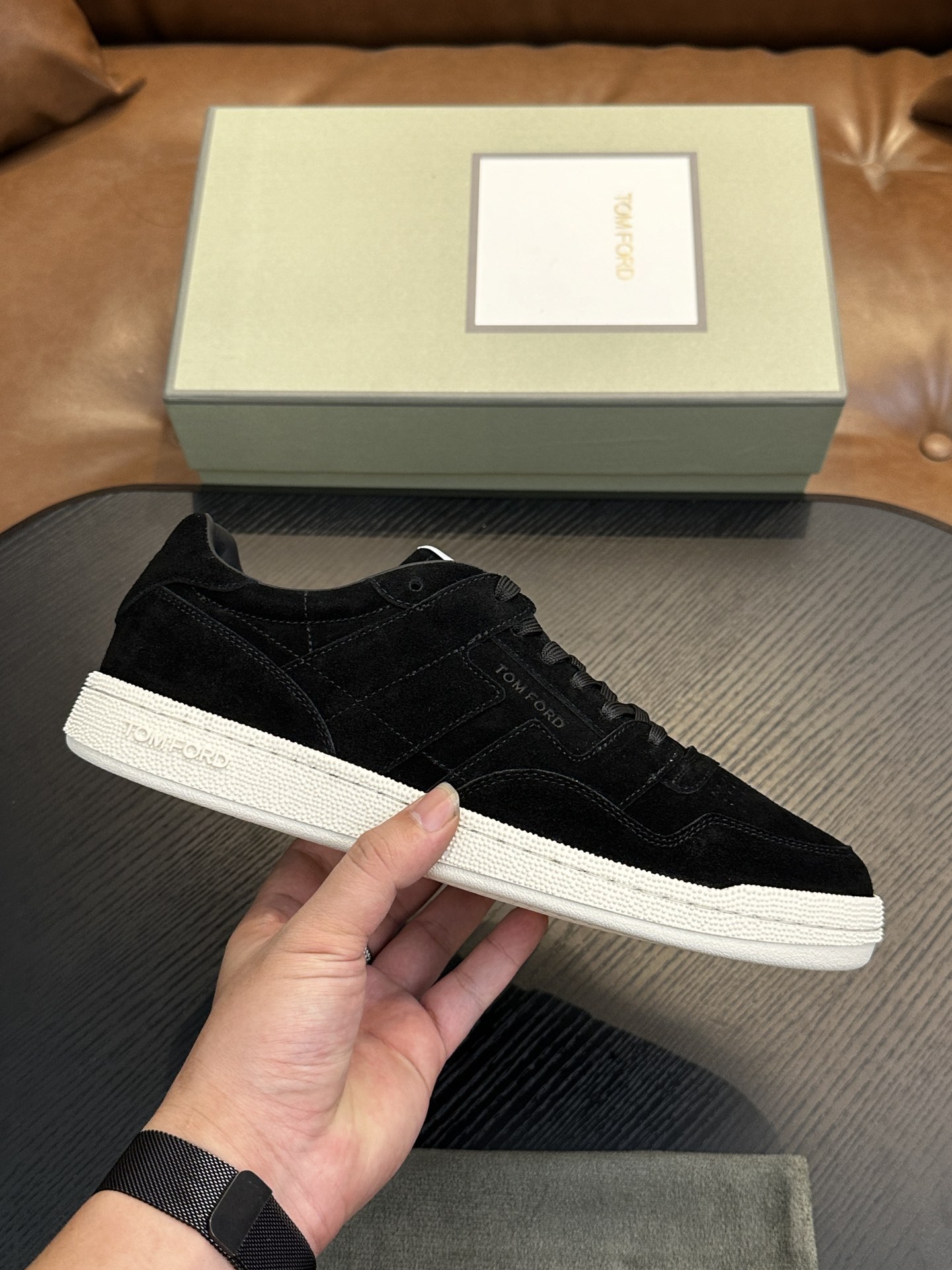 NO:339183,TOM FORD Cambridge low-top sneakers This sneaker is made of imported calfskin, contrasting trim, straps, round toe, rubber flat sole, insole with logo. Size 39-44, custom (38,45 custom made), Tom Ford, sneakers, cowhide19860909TOM FORD Cambridge 牛皮低帮运动鞋 本款运动鞋采用进口小牛皮、对比边饰、绑带、圆头、橡胶平底、鞋垫饰有标志. 码数39-44,定（38,45定做）,汤姆·福特,tom ford,sneakers,cowhide,Men's shoes