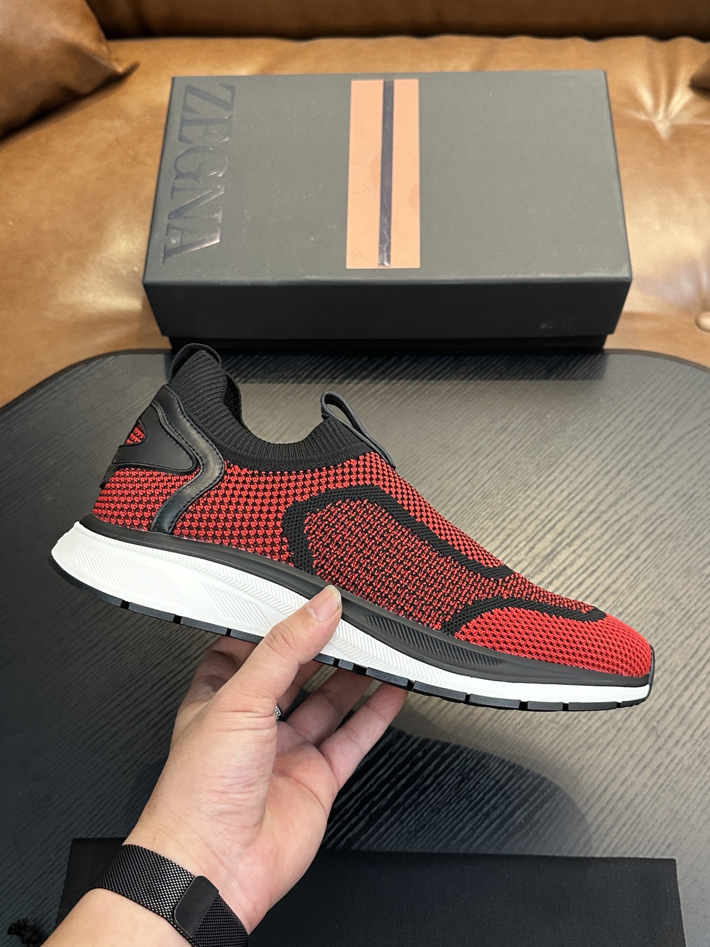 NO:339078,Zegna sneakers cleverly combine tradition and innovation to integrate Zegna textile technology with advanced technology. This stylish and dynamic pull-out sneaker is made of TECHMERINO two-tone knitted shoe material, creating a sock-like fit, helping to walk stability and wrapping. The shoes are paired with EXTRALIGHT rubber outsole, which is easy and flexible. The TPU high-performance inlay for toe and heel can enhance the friction, shock absorption and moderate support of daily wear. Fabric: Techmerino wool material, sock-style cover design, Z ZEGNA logo tab, EXTRALIGHT rubber outsole with TPU inlay. The whole pair of shoes weighs 280g black/navy, 39-44, standard leather shoe size, and comes with shoe storage bag.  casual shoes, zegna, sneakers, socks19860909Zegna 运动鞋巧妙结合传统与创新,将杰尼亚纺织工艺与先进技术融为一体.这款风格时尚动感的套穿运动鞋采用TECHMERINO 双色调针织鞋材,营造了袜子般的贴合,助力行走的稳定性和包裹感.鞋子搭配 EXTRALIGHT 橡胶外底,轻松灵活,鞋头和鞋跟的 TPU 高性能嵌料,则能增强日常穿着的摩擦力、减震效果和适度支撑. 面料:Techmerino羊毛材质,袜式套口设计,Z ZEGNA标识袢饰,带TPU嵌料的 EXTRALIGHT 橡胶外底.整双鞋重280克 黑色/海军蓝,39-44、标准皮鞋尺码 随附鞋履收纳袋,杰尼亚 休闲鞋,zegna,sneakers,socks,Men's shoes