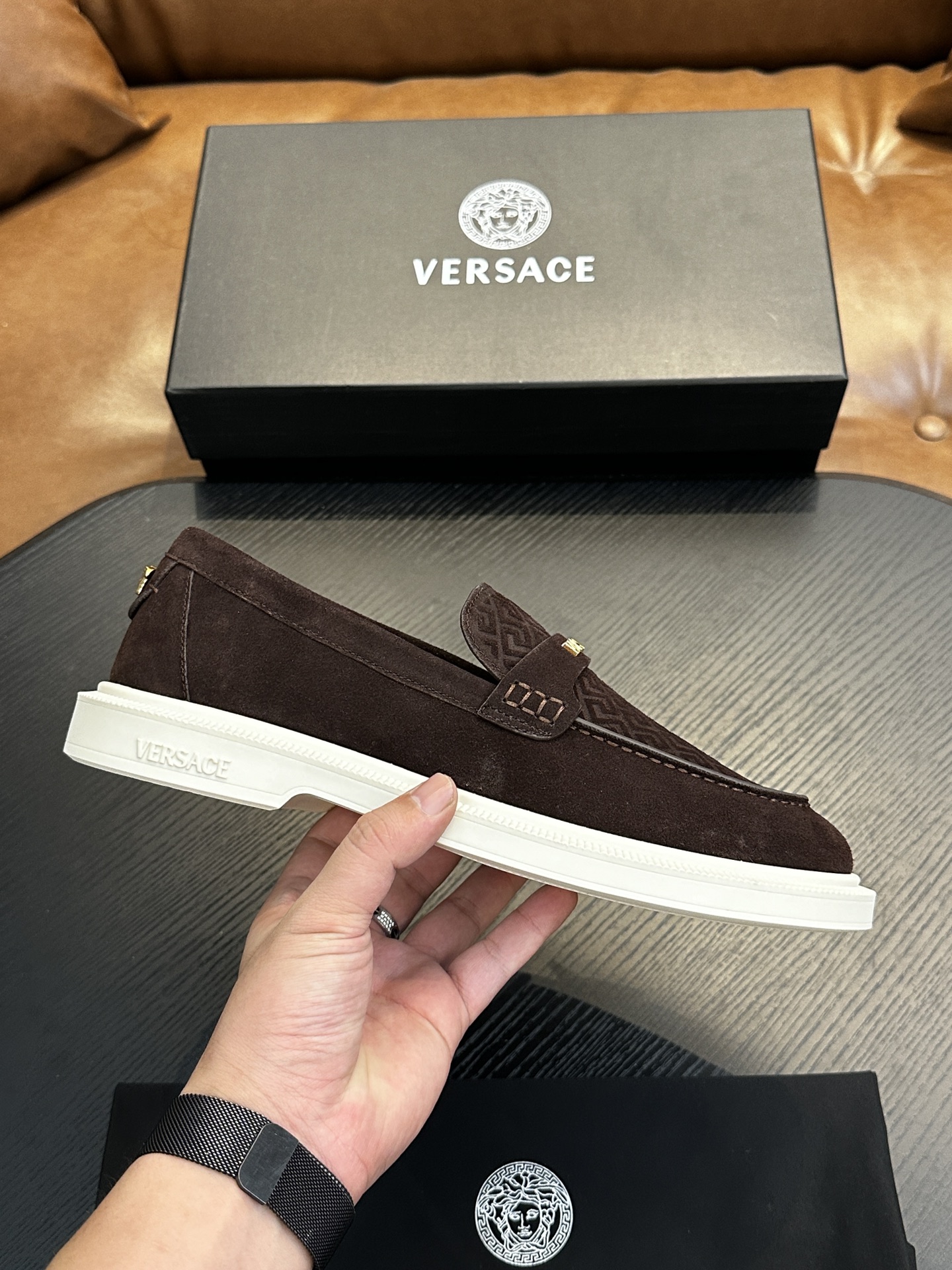 NO:339197,Versac (Versace) Italian men's casual shoes shipped!  Each pair of shoes from this Italian pure handmade shoe brand is simple and classic, and it is very comfortable and versatile on the feet!  This upper is made of imported cowhide, with high-end and comfortable cowhide inner lining!  The outsole is made of original rubber backsheet combination, with cowhide inner lining!  Brand-specific mold opening foot bed, exclusive private mold controllable! Original box packaging, equipped with shoe storage bag!  39 40 41 42 43 44 (38 45 46 customized), Versace casual shoes, versace, versace, cowhide19860909Versac(范思哲）意大利男士休闲板鞋出货！这个意大利纯手工鞋履品牌的每一双鞋设计简洁经典,上脚非常舒适百搭！ 此款鞋面面料采用进囗牛皮,高档舒适牛皮内里！大底采用原版橡胶底片组合成型,牛皮内里！品牌专用开模脚床,独家私模可控!原盒包装,配鞋履收纳袋！39 40 41 42 43 44（38 45 46定做）,范思哲 休闲鞋,versace,versace,cowhide,Men's shoes