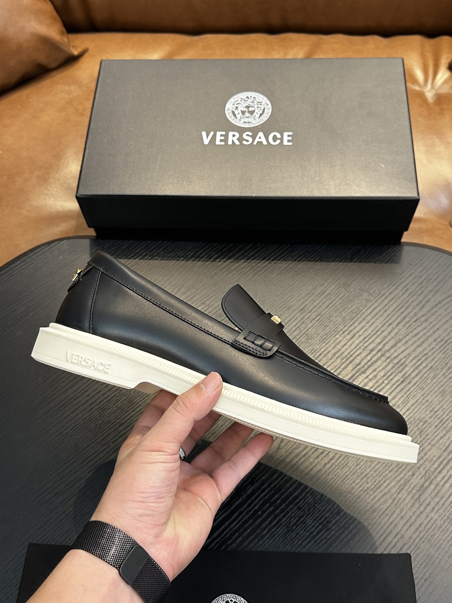 NO:338985,Versac (Versace) Italian men's casual shoes shipped!  Each pair of shoes from this Italian pure handmade shoe brand is simple and classic, and it is very comfortable and versatile on the feet!  This upper is made of imported cowhide, with high-end and comfortable cowhide inner lining!  The outsole is made of original rubber backsheet combination, with cowhide inner lining!  Brand-specific mold opening foot bed, exclusive private mold controllable! Original box packaging, equipped with shoe storage bag!  39 40 41 42 43 44 (38 45 46 customized), Versace leather shoes, versace, versace, cowhide19860909Versac(范思哲）意大利男士休闲板鞋出货！这个意大利纯手工鞋履品牌的每一双鞋设计简洁经典,上脚非常舒适百搭！ 此款鞋面面料采用进囗牛皮,高档舒适牛皮内里！大底采用原版橡胶底片组合成型,牛皮内里！品牌专用开模脚床,独家私模可控!原盒包装,配鞋履收纳袋！39 40 41 42 43 44（38 45 46定做）,范思哲 皮鞋,versace,versace,cowhide,Men's shoes